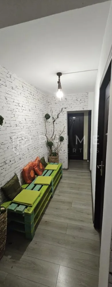 Spațiu comercial 4 camere| 80 mp | Arteră intens circulată, Tudor - Vă propunem spre vânzare un apartament cu 4 camere și 2 băi, cu destinație schimbată în spațiu comercial, cu o suprafață de 80 mp, situat în cartierul Tudor, pe o arteră intens circulată, cu acces stradal și vizibilitate excelentă.

În prezent funcționează ca salon de înfrumusețare, fiind ideal pentru diverse activități comerciale sau servicii.

Există posibilitatea preluării chiriașilor actuali, oferind o oportunitate de venit imediat și continuitate.

Locația ultracentrală și traficul intens fac această proprietate o investiție excelentă pentru antreprenori sau investitori.

La Prime Properties, fiecare tranzacție înseamnă mai mult decât o simplă achiziție – este un proces complet, în care colaborăm cu cei mai buni profesioniști: notari, avocați, designeri, arhitecți, evaluatori, specialiști în certificate energetice, consultanți de credite imobiliare.
Astfel, atunci când alegi o proprietate prin noi, primești la pachet și siguranță, transparență și servicii impecabile pe tot parcursul drumului tău către casa ideală.

Ne dedicăm 100% fiecărui client, iar asta se reflectă în rezultate și în încrederea pe care o primim înapoi prin recomandările lor.
Proprietatea aceasta nu se potrivește exact nevoilor tale?

Lasă-ne să îți găsim alternativa potrivită. Agentul nostru îți va oferi soluții avantajoase și adaptate stilului tău de viață.
📞 Contactează-ne astăzi. Până acum nu am dezamăgit niciun client – și nu vom începe cu tine.
Comision 0% pentru cumpărători