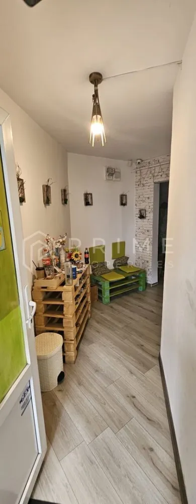 Spațiu comercial 4 camere| 80 mp | Arteră intens circulată, Tudor - Vă propunem spre vânzare un apartament cu 4 camere și 2 băi, cu destinație schimbată în spațiu comercial, cu o suprafață de 80 mp, situat în cartierul Tudor, pe o arteră intens circulată, cu acces stradal și vizibilitate excelentă.

În prezent funcționează ca salon de înfrumusețare, fiind ideal pentru diverse activități comerciale sau servicii.

Există posibilitatea preluării chiriașilor actuali, oferind o oportunitate de venit imediat și continuitate.

Locația ultracentrală și traficul intens fac această proprietate o investiție excelentă pentru antreprenori sau investitori.

La Prime Properties, fiecare tranzacție înseamnă mai mult decât o simplă achiziție – este un proces complet, în care colaborăm cu cei mai buni profesioniști: notari, avocați, designeri, arhitecți, evaluatori, specialiști în certificate energetice, consultanți de credite imobiliare.
Astfel, atunci când alegi o proprietate prin noi, primești la pachet și siguranță, transparență și servicii impecabile pe tot parcursul drumului tău către casa ideală.

Ne dedicăm 100% fiecărui client, iar asta se reflectă în rezultate și în încrederea pe care o primim înapoi prin recomandările lor.
Proprietatea aceasta nu se potrivește exact nevoilor tale?

Lasă-ne să îți găsim alternativa potrivită. Agentul nostru îți va oferi soluții avantajoase și adaptate stilului tău de viață.
📞 Contactează-ne astăzi. Până acum nu am dezamăgit niciun client – și nu vom începe cu tine.
Comision 0% pentru cumpărători