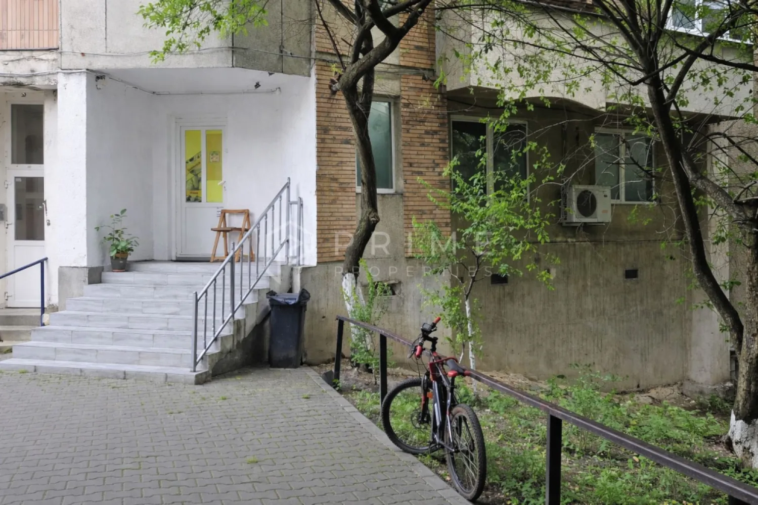 Spațiu comercial 4 camere| 80 mp | Arteră intens circulată, Tudor - Vă propunem spre vânzare un apartament cu 4 camere și 2 băi, cu destinație schimbată în spațiu comercial, cu o suprafață de 80 mp, situat în cartierul Tudor, pe o arteră intens circulată, cu acces stradal și vizibilitate excelentă.

În prezent funcționează ca salon de înfrumusețare, fiind ideal pentru diverse activități comerciale sau servicii.

Există posibilitatea preluării chiriașilor actuali, oferind o oportunitate de venit imediat și continuitate.

Locația ultracentrală și traficul intens fac această proprietate o investiție excelentă pentru antreprenori sau investitori.

La Prime Properties, fiecare tranzacție înseamnă mai mult decât o simplă achiziție – este un proces complet, în care colaborăm cu cei mai buni profesioniști: notari, avocați, designeri, arhitecți, evaluatori, specialiști în certificate energetice, consultanți de credite imobiliare.
Astfel, atunci când alegi o proprietate prin noi, primești la pachet și siguranță, transparență și servicii impecabile pe tot parcursul drumului tău către casa ideală.

Ne dedicăm 100% fiecărui client, iar asta se reflectă în rezultate și în încrederea pe care o primim înapoi prin recomandările lor.
Proprietatea aceasta nu se potrivește exact nevoilor tale?

Lasă-ne să îți găsim alternativa potrivită. Agentul nostru îți va oferi soluții avantajoase și adaptate stilului tău de viață.
📞 Contactează-ne astăzi. Până acum nu am dezamăgit niciun client – și nu vom începe cu tine.
Comision 0% pentru cumpărători