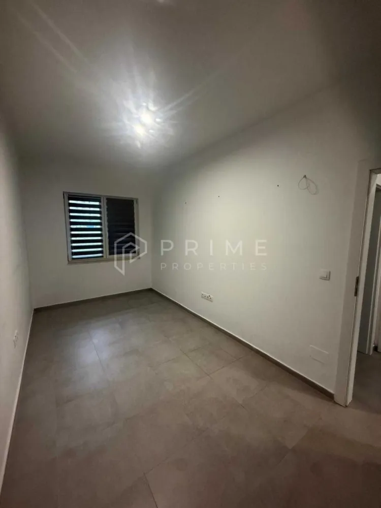 Oportunitate de închiriere spațiu pentru birouri 92 mp Complex Maurer - Vă propunem spre închiriere un spațiu de 92 mp, situat în Complexul Maurer, la subsolul unui imobil, cu intrare individuală din exterior, potrivit pentru activități de birou și servicii profesionale.

Compartimentarea este practică și versatilă, permițând atât amenajarea unui open-space, cât și organizarea de birouri individuale, săli de lucru sau spații administrative, în funcție de specificul activității.

Caracteristici:
- suprafață: 92 mp
- intrare separată din exterior
- 3 camere, hol
- zonă bucătărie
- 2 grupuri sanitare
- terasă
- 2 locuri de parcare

Destinații recomandate:
Spațiul este potrivit pentru firmă de contabilitate, consultanță, IT, arhitectură, avocatură, agenție imobiliară, marketing, firmă de servicii, call-center de dimensiuni mici sau birou administrativ, oferind un cadru funcțional și bine organizat pentru desfășurarea activităților profesionale.

Zona beneficiază de trafic pietonal și auto, acces facil către mijloacele de transport în comun și proximitate față de magazine, restaurante și alte servicii, asigurând confort atât pentru angajați, cât și pentru clienți.

Disponibil imediat
Condiții de închiriere: garanție: echivalentul a două luni de chirie
Pentru mai multe informații și programarea unei vizionări, nu ezitați să ne contactați.