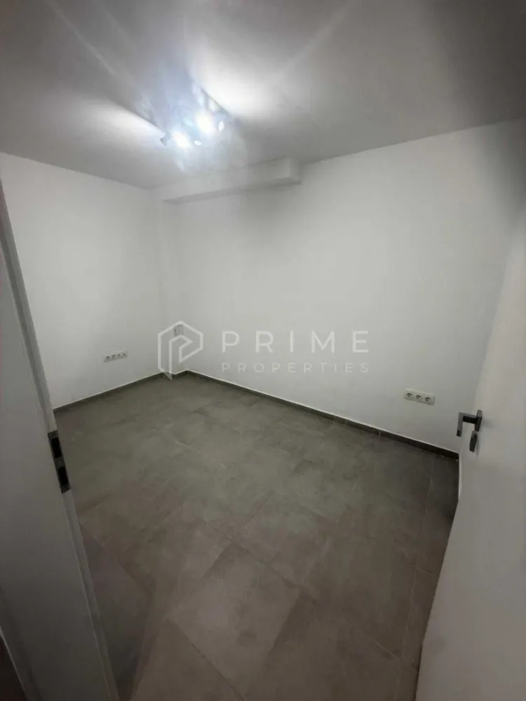 Oportunitate de închiriere spațiu pentru birouri 92 mp Complex Maurer - Vă propunem spre închiriere un spațiu de 92 mp, situat în Complexul Maurer, la subsolul unui imobil, cu intrare individuală din exterior, potrivit pentru activități de birou și servicii profesionale.

Compartimentarea este practică și versatilă, permițând atât amenajarea unui open-space, cât și organizarea de birouri individuale, săli de lucru sau spații administrative, în funcție de specificul activității.

Caracteristici:
- suprafață: 92 mp
- intrare separată din exterior
- 3 camere, hol
- zonă bucătărie
- 2 grupuri sanitare
- terasă
- 2 locuri de parcare

Destinații recomandate:
Spațiul este potrivit pentru firmă de contabilitate, consultanță, IT, arhitectură, avocatură, agenție imobiliară, marketing, firmă de servicii, call-center de dimensiuni mici sau birou administrativ, oferind un cadru funcțional și bine organizat pentru desfășurarea activităților profesionale.

Zona beneficiază de trafic pietonal și auto, acces facil către mijloacele de transport în comun și proximitate față de magazine, restaurante și alte servicii, asigurând confort atât pentru angajați, cât și pentru clienți.

Disponibil imediat
Condiții de închiriere: garanție: echivalentul a două luni de chirie
Pentru mai multe informații și programarea unei vizionări, nu ezitați să ne contactați.