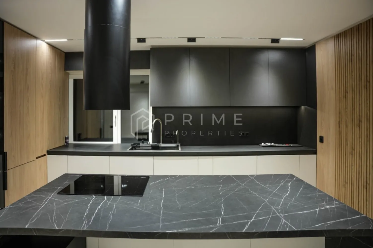 Penthouse exclusivist de vânzare | zona Unirii - Există proprietăți care îți oferă spațiu.
Și există proprietăți care îți oferă un stil de viață.

Acest penthouse face parte din cea de-a doua categorie.

Este situat în zona Unirii, într-un cartier exclusivist, și se adresează celor care apreciază discreția, confortul și standardele ridicate de locuire. Cu o suprafață totală de 193 mp (120 mp utili), locuința a fost concepută ca un refugiu urban modern, unde designul și funcționalitatea se îmbină natural.

Ziua începe într-un living amplu, scăldat în lumină naturală, unde zona de relaxare, diningul și bucătăria formează un spațiu fluid, deschis, perfect pentru momentele petrecute acasă sau pentru seri cu prietenii. Mobilierul premium Oxford, iluminatul ambiental și perdelele automatizate creează o atmosferă calmă, elegantă, ușor sofisticată.

Zona de noapte oferă două universuri distincte:
Dormitorul matrimonial este un refugiu privat, cu baie proprie și dressing, definit de finisaje cu efect de stâncă, care aduc un aer natural, puternic și rafinat.
Cel de-al doilea dormitor surprinde printr-un accent artistic cu efect lunar, un spațiu ideal pentru oaspeți, birou sau cameră personală cu identitate proprie.

Cele două băi, finisate cu vopsele decorative premium, completează experiența de confort și estetică, fiecare detaliu fiind ales pentru a transmite calitate și echilibru.

Punctul central al proprietății rămâne însă terasa spectaculoasă – un spațiu generos, destinat relaxării și socializării, dotat cu pergolă bioclimatică și zonă de grătar. Un loc unde diminețile sunt liniștite, iar serile se transformă în momente memorabile, indiferent de sezon.

Încălzirea prin pardoseală, designul unitar și finisajele atent selecționate definesc o locuință completă, gata de mutare. Penthouse-ul se vinde integral mobilat și utilat, exact așa cum este prezentat.

Proprietatea include garaj subteran și boxă de depozitare.

Un penthouse rar, destinat celor care nu caută doar un apartament, ci un loc care reflectă cine sunt și cum aleg să trăiască.

La Prime Properties, fiecare tranzacție înseamnă mai mult decât o simplă achiziție – este un proces complet, în care colaborăm cu cei mai buni profesioniști: notari, avocați, designeri, arhitecți, evaluatori, specialiști în certificate energetice, consultanți de credite imobiliare.
Astfel, atunci când alegi o proprietate prin noi, primești la pachet și siguranță, transparență și servicii impecabile pe tot parcursul drumului tău către casa ideală.

Ne dedicăm 100% fiecărui client, iar asta se reflectă în rezultate și în încrederea pe care o primim înapoi prin recomandările lor.
Proprietatea aceasta nu se potrivește exact nevoilor tale?

Lasă-ne să îți găsim alternativa potrivită. Agentul nostru îți va oferi soluții avantajoase și adaptate stilului tău de viață.
📞 Contactează-ne astăzi. Până acum nu am dezamăgit niciun client – și nu vom începe cu tine.
Comision 0% pentru cumpărători