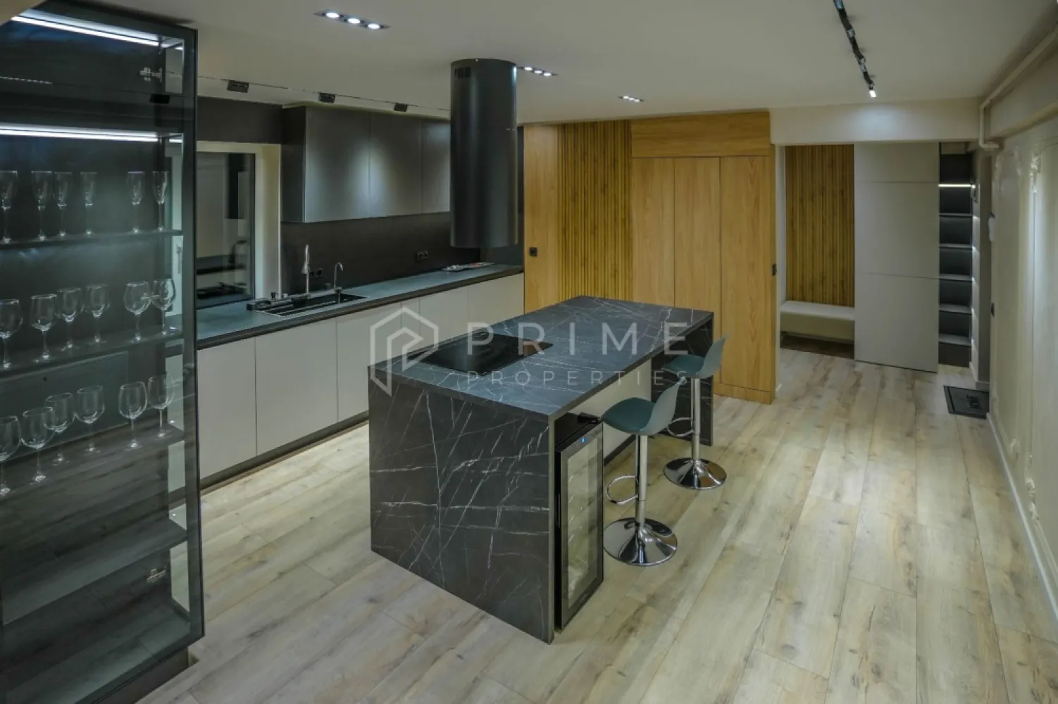 Penthouse exclusivist de vânzare | zona Unirii - Există proprietăți care îți oferă spațiu.
Și există proprietăți care îți oferă un stil de viață.

Acest penthouse face parte din cea de-a doua categorie.

Este situat în zona Unirii, într-un cartier exclusivist, și se adresează celor care apreciază discreția, confortul și standardele ridicate de locuire. Cu o suprafață totală de 193 mp (120 mp utili), locuința a fost concepută ca un refugiu urban modern, unde designul și funcționalitatea se îmbină natural.

Ziua începe într-un living amplu, scăldat în lumină naturală, unde zona de relaxare, diningul și bucătăria formează un spațiu fluid, deschis, perfect pentru momentele petrecute acasă sau pentru seri cu prietenii. Mobilierul premium Oxford, iluminatul ambiental și perdelele automatizate creează o atmosferă calmă, elegantă, ușor sofisticată.

Zona de noapte oferă două universuri distincte:
Dormitorul matrimonial este un refugiu privat, cu baie proprie și dressing, definit de finisaje cu efect de stâncă, care aduc un aer natural, puternic și rafinat.
Cel de-al doilea dormitor surprinde printr-un accent artistic cu efect lunar, un spațiu ideal pentru oaspeți, birou sau cameră personală cu identitate proprie.

Cele două băi, finisate cu vopsele decorative premium, completează experiența de confort și estetică, fiecare detaliu fiind ales pentru a transmite calitate și echilibru.

Punctul central al proprietății rămâne însă terasa spectaculoasă – un spațiu generos, destinat relaxării și socializării, dotat cu pergolă bioclimatică și zonă de grătar. Un loc unde diminețile sunt liniștite, iar serile se transformă în momente memorabile, indiferent de sezon.

Încălzirea prin pardoseală, designul unitar și finisajele atent selecționate definesc o locuință completă, gata de mutare. Penthouse-ul se vinde integral mobilat și utilat, exact așa cum este prezentat.

Proprietatea include garaj subteran și boxă de depozitare.

Un penthouse rar, destinat celor care nu caută doar un apartament, ci un loc care reflectă cine sunt și cum aleg să trăiască.

La Prime Properties, fiecare tranzacție înseamnă mai mult decât o simplă achiziție – este un proces complet, în care colaborăm cu cei mai buni profesioniști: notari, avocați, designeri, arhitecți, evaluatori, specialiști în certificate energetice, consultanți de credite imobiliare.
Astfel, atunci când alegi o proprietate prin noi, primești la pachet și siguranță, transparență și servicii impecabile pe tot parcursul drumului tău către casa ideală.

Ne dedicăm 100% fiecărui client, iar asta se reflectă în rezultate și în încrederea pe care o primim înapoi prin recomandările lor.
Proprietatea aceasta nu se potrivește exact nevoilor tale?

Lasă-ne să îți găsim alternativa potrivită. Agentul nostru îți va oferi soluții avantajoase și adaptate stilului tău de viață.
📞 Contactează-ne astăzi. Până acum nu am dezamăgit niciun client – și nu vom începe cu tine.
Comision 0% pentru cumpărători