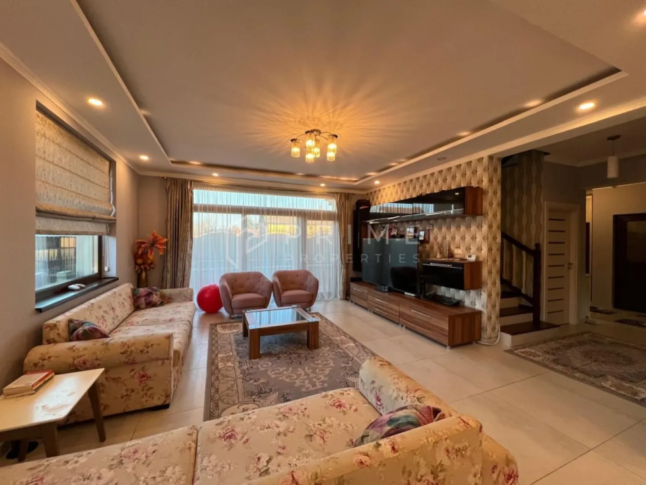 Vilă individuală premium | 730 mp teren | 4 dormitoare | Garaj - Descoperă o proprietate individuală care îmbină arhitectura mediteraneană, eleganța, funcționalitatea și tehnologia modernă – o casă construită pentru confort pe termen lung, amplasată pe un teren generos de 730 mp, în Târgu Mureș, zona Remetea, cu deschidere de 30 m, oferind intimitate, lumină naturală și un front impresionant.

Detalii proprietate: Amprentă la sol: 160 mp, Suprafață construită: 350 mp, Suprafață utilă: 220 mp, Subsol parțial: 50 mp, Curte amenajată 570 mp.
Compartimentare Parter: Living generos open-space cu bucătăria, Birou (ideal pentru work from home), Baie, Terasă generoasă care oferă un cadru perfect pentru momentele de relaxare alături de familie și prieteni.
Compartimentare Etaj: 4 camere luminoase, 2 băi, dressing.

Materiale, dotări & beneficii premium: Structură solidă din cadre de beton, structură subsol din diafragme de beton armat, cărămidă Porotherm 30, izolație cu vată bazaltică – eficiență termică superioară, Tâmplărie Salamander cu 3 camere și grosime de 9,5 cm care izolează atât termic cât și fonic, uși interioare Porta Doors, finisaje cu travertin, sistem de supraveghere video, fântână proprie, sistem de irigație automatizat.
Garaj pentru 1 mașină, cu acces direct în casă. Parcare acoperită în curte.
Poartă cu deschidere automată prin telecomandă.

Se vinde mobilată, fără electrocasnice și stația de încărcare electrică auto.

Această proprietate este ideală pentru o familie care caută spațiu, confort și siguranță, într-o locuință solid construită, cu atenție la detalii și materiale de calitate.

Dacă îți dorești o casă care oferă atât funcționalitate, cât și rafinament, aceasta poate fi alegerea potrivită.

Pentru detalii suplimentare și programarea unei vizionări, vă invităm să ne contactați.