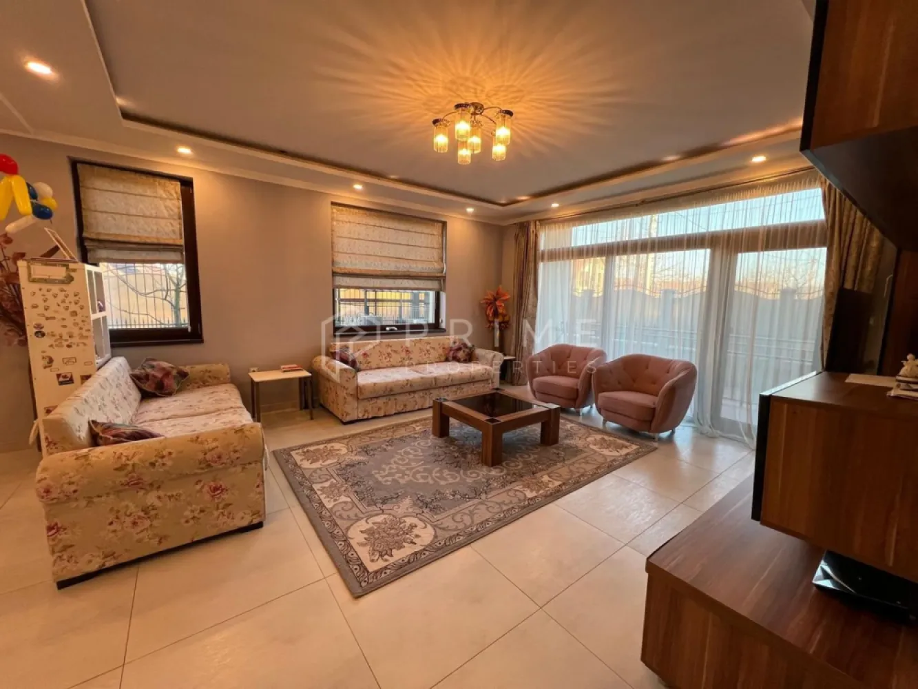 Vilă individuală premium | 730 mp teren | 4 dormitoare | Garaj - Descoperă o proprietate individuală care îmbină arhitectura mediteraneană, eleganța, funcționalitatea și tehnologia modernă – o casă construită pentru confort pe termen lung, amplasată pe un teren generos de 730 mp, în Târgu Mureș, zona Remetea, cu deschidere de 30 m, oferind intimitate, lumină naturală și un front impresionant.

Detalii proprietate: Amprentă la sol: 160 mp, Suprafață construită: 350 mp, Suprafață utilă: 220 mp, Subsol parțial: 50 mp, Curte amenajată 570 mp.
Compartimentare Parter: Living generos open-space cu bucătăria, Birou (ideal pentru work from home), Baie, Terasă generoasă care oferă un cadru perfect pentru momentele de relaxare alături de familie și prieteni.
Compartimentare Etaj: 4 camere luminoase, 2 băi, dressing.

Materiale, dotări & beneficii premium: Structură solidă din cadre de beton, structură subsol din diafragme de beton armat, cărămidă Porotherm 30, izolație cu vată bazaltică – eficiență termică superioară, Tâmplărie Salamander cu 3 camere și grosime de 9,5 cm care izolează atât termic cât și fonic, uși interioare Porta Doors, finisaje cu travertin, sistem de supraveghere video, fântână proprie, sistem de irigație automatizat.
Garaj pentru 1 mașină, cu acces direct în casă. Parcare acoperită în curte.
Poartă cu deschidere automată prin telecomandă.

Se vinde mobilată, fără electrocasnice și stația de încărcare electrică auto.

Această proprietate este ideală pentru o familie care caută spațiu, confort și siguranță, într-o locuință solid construită, cu atenție la detalii și materiale de calitate.

Dacă îți dorești o casă care oferă atât funcționalitate, cât și rafinament, aceasta poate fi alegerea potrivită.

Pentru detalii suplimentare și programarea unei vizionări, vă invităm să ne contactați.