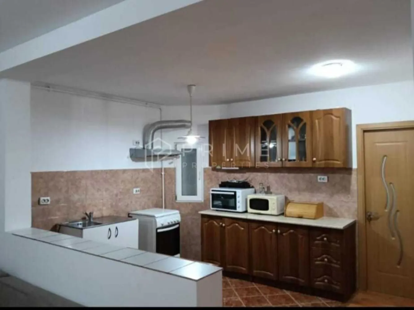De vânzare apartament 2 camere – bloc nou – str. Budiului - Vă propunem spre vânzare un apartament situat într-un bloc nou, compus din 2 camere, bucătărie, baie și hol, cu o suprafață utilă de 65 mp.

Imobilul este amplasat la etajul 2, într-o zonă bine conectată – Izvorului, strada Budiului, la urcarea spre Dâmb, aproape de magazine, stație de autobuz și Gara Mare.

Apartamentul este complet finisat, dispune de centrală termică proprie, este dotat cu aer condiționat și beneficiază de acces la o curte interioară comună, perfectă pentru relaxare.

În prezent, apartamentul este în circuitul de închiriere pe platformele Booking și Agoda, fiind o oportunitate excelentă de investiție productivă. Viitorul proprietar poate prelua această activitate și beneficia de un venit pasiv stabil.

Opțional, se poate achiziționa și garaj subteran, cu CF individual .

La Prime Properties, fiecare tranzacție înseamnă mai mult decât o simplă achiziție – este un proces complet, în care colaborăm cu cei mai buni profesioniști: notari, avocați, designeri, arhitecți, evaluatori, specialiști în certificate energetice, consultanți de credite imobiliare.
Astfel, atunci când alegi o proprietate prin noi, primești la pachet și siguranță, transparență și servicii impecabile pe tot parcursul drumului tău către casa ideală.

Ne dedicăm 100% fiecărui client, iar asta se reflectă în rezultate și în încrederea pe care o primim înapoi prin recomandările lor.
Proprietatea aceasta nu se potrivește exact nevoilor tale?

Lasă-ne să îți găsim alternativa potrivită. Agentul nostru îți va oferi soluții avantajoase și adaptate stilului tău de viață.
📞 Contactează-ne astăzi. Până acum nu am dezamăgit niciun client – și nu vom începe cu tine.
Comision 0% pentru cumpărători