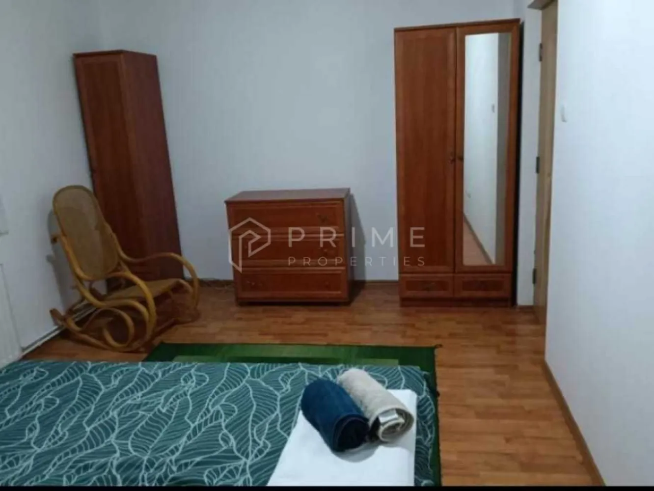 De vânzare apartament 2 camere – bloc nou – str. Budiului - Vă propunem spre vânzare un apartament situat într-un bloc nou, compus din 2 camere, bucătărie, baie și hol, cu o suprafață utilă de 65 mp.

Imobilul este amplasat la etajul 2, într-o zonă bine conectată – Izvorului, strada Budiului, la urcarea spre Dâmb, aproape de magazine, stație de autobuz și Gara Mare.

Apartamentul este complet finisat, dispune de centrală termică proprie, este dotat cu aer condiționat și beneficiază de acces la o curte interioară comună, perfectă pentru relaxare.

În prezent, apartamentul este în circuitul de închiriere pe platformele Booking și Agoda, fiind o oportunitate excelentă de investiție productivă. Viitorul proprietar poate prelua această activitate și beneficia de un venit pasiv stabil.

Opțional, se poate achiziționa și garaj subteran, cu CF individual .

La Prime Properties, fiecare tranzacție înseamnă mai mult decât o simplă achiziție – este un proces complet, în care colaborăm cu cei mai buni profesioniști: notari, avocați, designeri, arhitecți, evaluatori, specialiști în certificate energetice, consultanți de credite imobiliare.
Astfel, atunci când alegi o proprietate prin noi, primești la pachet și siguranță, transparență și servicii impecabile pe tot parcursul drumului tău către casa ideală.

Ne dedicăm 100% fiecărui client, iar asta se reflectă în rezultate și în încrederea pe care o primim înapoi prin recomandările lor.
Proprietatea aceasta nu se potrivește exact nevoilor tale?

Lasă-ne să îți găsim alternativa potrivită. Agentul nostru îți va oferi soluții avantajoase și adaptate stilului tău de viață.
📞 Contactează-ne astăzi. Până acum nu am dezamăgit niciun client – și nu vom începe cu tine.
Comision 0% pentru cumpărători