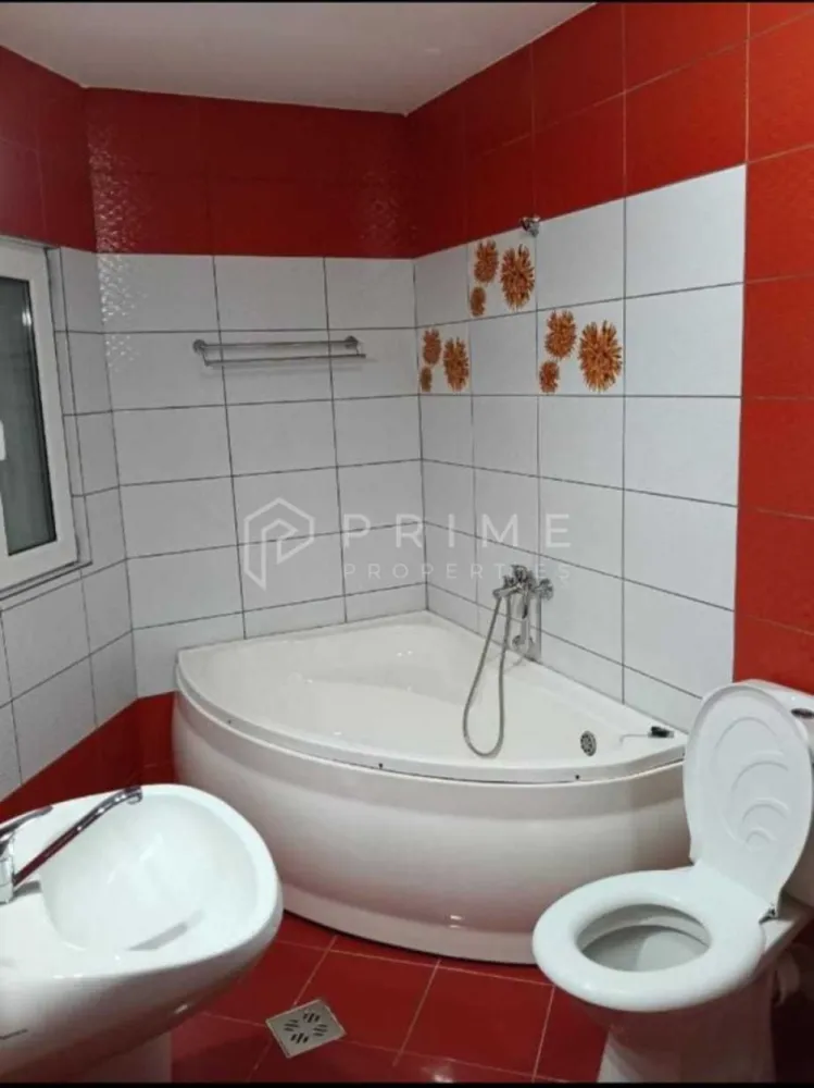 De vânzare apartament 2 camere – bloc nou – str. Budiului - Vă propunem spre vânzare un apartament situat într-un bloc nou, compus din 2 camere, bucătărie, baie și hol, cu o suprafață utilă de 65 mp.

Imobilul este amplasat la etajul 2, într-o zonă bine conectată – Izvorului, strada Budiului, la urcarea spre Dâmb, aproape de magazine, stație de autobuz și Gara Mare.

Apartamentul este complet finisat, dispune de centrală termică proprie, este dotat cu aer condiționat și beneficiază de acces la o curte interioară comună, perfectă pentru relaxare.

În prezent, apartamentul este în circuitul de închiriere pe platformele Booking și Agoda, fiind o oportunitate excelentă de investiție productivă. Viitorul proprietar poate prelua această activitate și beneficia de un venit pasiv stabil.

Opțional, se poate achiziționa și garaj subteran, cu CF individual .

La Prime Properties, fiecare tranzacție înseamnă mai mult decât o simplă achiziție – este un proces complet, în care colaborăm cu cei mai buni profesioniști: notari, avocați, designeri, arhitecți, evaluatori, specialiști în certificate energetice, consultanți de credite imobiliare.
Astfel, atunci când alegi o proprietate prin noi, primești la pachet și siguranță, transparență și servicii impecabile pe tot parcursul drumului tău către casa ideală.

Ne dedicăm 100% fiecărui client, iar asta se reflectă în rezultate și în încrederea pe care o primim înapoi prin recomandările lor.
Proprietatea aceasta nu se potrivește exact nevoilor tale?

Lasă-ne să îți găsim alternativa potrivită. Agentul nostru îți va oferi soluții avantajoase și adaptate stilului tău de viață.
📞 Contactează-ne astăzi. Până acum nu am dezamăgit niciun client – și nu vom începe cu tine.
Comision 0% pentru cumpărători