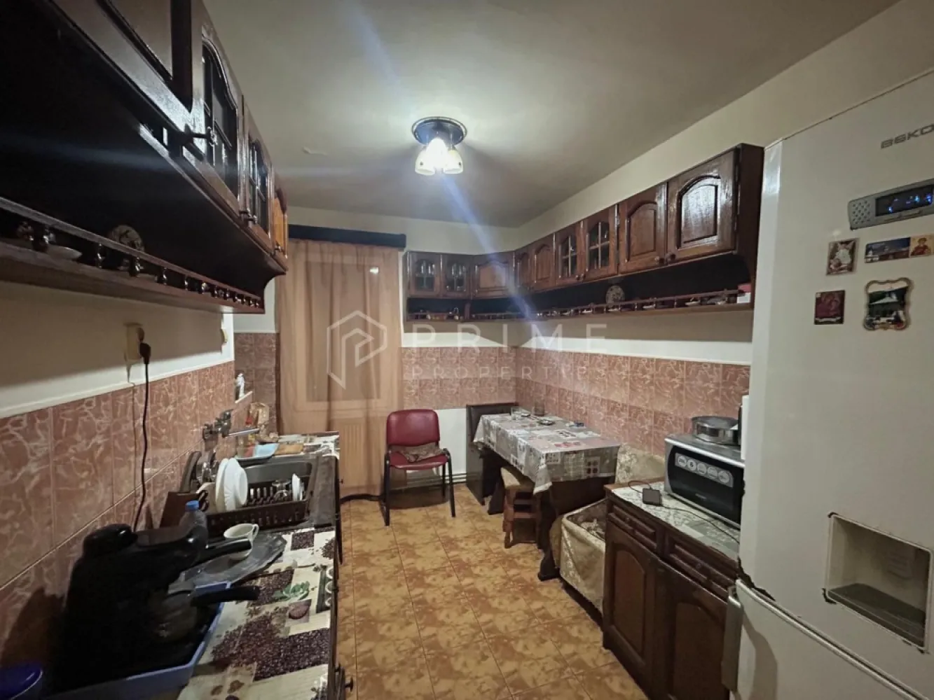 Apartament 3 camere de vânzare – spațios, luminos- str. Cutezanței - Vă propunem spre vânzare un apartament cu 3 camere, cu compartimentare practică, pretabil atât pentru locuință de familie, cât și pentru investiție (cabinete medicale, birouri, sediu firmă / SRL).

Proprietatea este situată la parter, pe strada Cutezanței, într-o zonă cu acces facil către mijloace de transport, magazine, școli și alte puncte de interes.

Compartimentare:
- 3 camere
- bucătărie separată
- 2 băi
- 2 holuri
- debara pentru depozitare
- balcon generos

Apartamentul beneficiază de spații bine delimitate, lumină naturală și un balcon de dimensiuni mari, oferind un plus de confort și versatilitate.

La Prime Properties, fiecare tranzacție înseamnă mai mult decât o simplă achiziție – este un proces complet, în care colaborăm cu cei mai buni profesioniști: notari, avocați, designeri, arhitecți, evaluatori, specialiști în certificate energetice, consultanți de credite imobiliare.
Astfel, atunci când alegi o proprietate prin noi, primești la pachet și siguranță, transparență și servicii impecabile pe tot parcursul drumului tău către casa ideală.

Ne dedicăm 100% fiecărui client, iar asta se reflectă în rezultate și în încrederea pe care o primim înapoi prin recomandările lor.
Proprietatea aceasta nu se potrivește exact nevoilor tale?

Lasă-ne să îți găsim alternativa potrivită. Agentul nostru îți va oferi soluții avantajoase și adaptate stilului tău de viață.
📞 Contactează-ne astăzi. Până acum nu am dezamăgit niciun client – și nu vom începe cu tine.
Comision 0% pentru cumpărători
