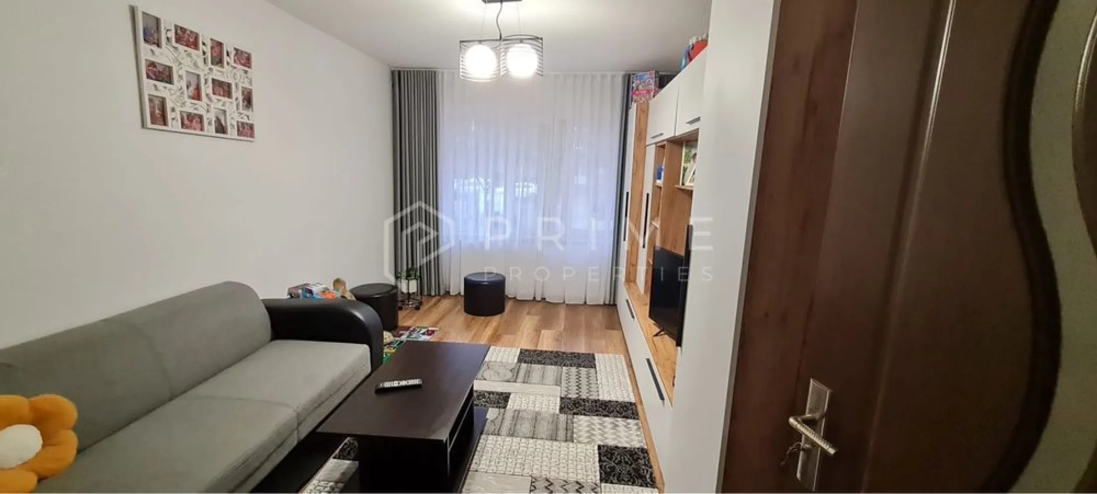 Apartament 2 camere de vânzare – Zona Tudor, Târgu Mureș - Vă propunem spre vânzare un apartament modern cu 2 camere, situat în zona Tudor Vladimirescu, la doar câteva minute de Târgu Mureș Shopping City. Apartamentul se remarcă prin poziția excelentă, starea impecabilă și dotările complete, fiind ideală atât pentru locuință proprie, cât și ca investiție.

Detalii proprietate:
- Configurație: 2 camere, bucătărie și baie
- Anexă de depozitare la subsolul blocului
- Se vinde complet mobilat și utilat, exact ca în fotografii
- Renovat recent, gata pentru mutare imediată

Avantaje locație:
Poziționare excelentă, aproape de Târgu Mureș Shopping City, magazine, transport public, școli și zone verzi

O alegere inspirată pentru cei care își doresc o locuință modernă într-o zonă sigură și bine conectată, sau pentru investitori care caută o proprietate ușor de închiriat.

La Prime Properties, fiecare tranzacție înseamnă mai mult decât o simplă achiziție – este un proces complet, în care colaborăm cu cei mai buni profesioniști: notari, avocați, designeri, arhitecți, evaluatori, specialiști în certificate energetice, consultanți de credite imobiliare.
Astfel, atunci când alegi o proprietate prin noi, primești la pachet și siguranță, transparență și servicii impecabile pe tot parcursul drumului tău către casa ideală.

Ne dedicăm 100% fiecărui client, iar asta se reflectă în rezultate și în încrederea pe care o primim înapoi prin recomandările lor.
Proprietatea aceasta nu se potrivește exact nevoilor tale?

Lasă-ne să îți găsim alternativa potrivită. Agentul nostru îți va oferi soluții avantajoase și adaptate stilului tău de viață.
📞 Contactează-ne astăzi. Până acum nu am dezamăgit niciun client – și nu vom începe cu tine.
Comision 0% pentru cumpărători