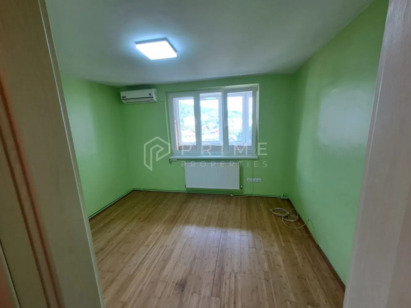 Apartament de închiriat în Tudor Târgu Mureș - Îți prezentăm spre închiriere un apartament cu 2 camere spațios, de 50 mp, situat la etajul 5 din 10, în cartierul Tudor.

Blocul este recent reabilitat termic, ceea ce se traduce prin costuri reduse la întreținere și un confort termic excelent pe tot parcursul anului.

Locuința poate fi închiriată mobilată (400 euro/lună) sau nemobilată (350 euro/lună), oferindu-ți flexibilitatea de a alege varianta care ți se potrivește cel mai bine.

Avantaje zonă:
- Stație de autobuz la doar câțiva pași
- În apropiere de școli, grădinițe, farmacii și supermarketuri
- Cartier liniștit, cu acces facil către principalele puncte de interes din oraș

Un apartament potrivit atât pentru persoane singure, cât și pentru cupluri care caută echilibrul între confort, eficiență și amplasare strategică.

La Prime Properties, fiecare tranzacție înseamnă mai mult decât o simplă achiziție – este un proces complet, în care colaborăm cu cei mai buni profesioniști: notari, avocați, evaluatori, specialiști în certificate energetice și consultanți de credite imobiliare.
Astfel, atunci când alegi o proprietate prin noi, primești la pachet siguranță, transparență și servicii impecabile pe tot parcursul drumului tău către casa ideală.

Ne dedicăm 100% fiecărui client, iar asta se reflectă în rezultate și în încrederea pe care o primim înapoi prin recomandările lor.
Această proprietate nu este exact ceea ce cauți?
Lasă-ne să îți găsim alternativa potrivită. Agentul tău Prime îți va oferi soluții avantajoase, adaptate stilului tău de viață.
Contactează-ne astăzi. Până acum nu am dezamăgit niciun client – și nu vom începe cu tine.
Comision: 50% din valoarea primei luni de chirie.
