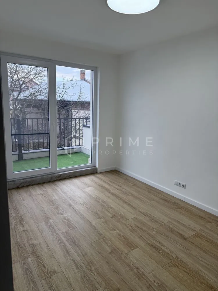 Apartament 3 camere cu terase – ultim etaj – zona str. Papiu Ilarian - Vă propunem spre vânzare un apartament cu 3 camere, situat la etajul 2 din 2 al unui imobil cu regim redus de înălțime, amplasat în zona str. Papiu Ilarian – Liceul Economic, o locație bine cotată, cu acces facil către punctele de interes ale orașului.

Compartimentare eficientă:
- living cu bucătărie open-space
- 2 dormitoare
- dressing
- 2 băi (una cu cadă, una cu duș)
- 2 terase

Un atu important al proprietății îl reprezintă faptul că toate camerele au acces direct pe terasă, beneficiind de lumină naturală și un plus de confort.

Detalii tehnice:
- Suprafață utilă: 62 mp
- Etaj: 2 din 2 (ultimul etaj)
- Imobil: regim mic de înălțime, 8 apartamente
- Doar 2 apartamente pe ultimul etaj
Bucătăria și băile sunt complet utilate, apartamentul fiind potrivit atât pentru locuire, cât și pentru investiție.

La Prime Properties, fiecare tranzacție înseamnă mai mult decât o simplă achiziție – este un proces complet, în care colaborăm cu cei mai buni profesioniști: notari, avocați, designeri, arhitecți, evaluatori, specialiști în certificate energetice, consultanți de credite imobiliare.
Astfel, atunci când alegi o proprietate prin noi, primești la pachet și siguranță, transparență și servicii impecabile pe tot parcursul drumului tău către casa ideală.

Ne dedicăm 100% fiecărui client, iar asta se reflectă în rezultate și în încrederea pe care o primim înapoi prin recomandările lor.
Proprietatea aceasta nu se potrivește exact nevoilor tale?

Lasă-ne să îți găsim alternativa potrivită. Agentul nostru îți va oferi soluții avantajoase și adaptate stilului tău de viață.
📞 Contactează-ne astăzi. Până acum nu am dezamăgit niciun client – și nu vom începe cu tine.
Comision 0% pentru cumpărători