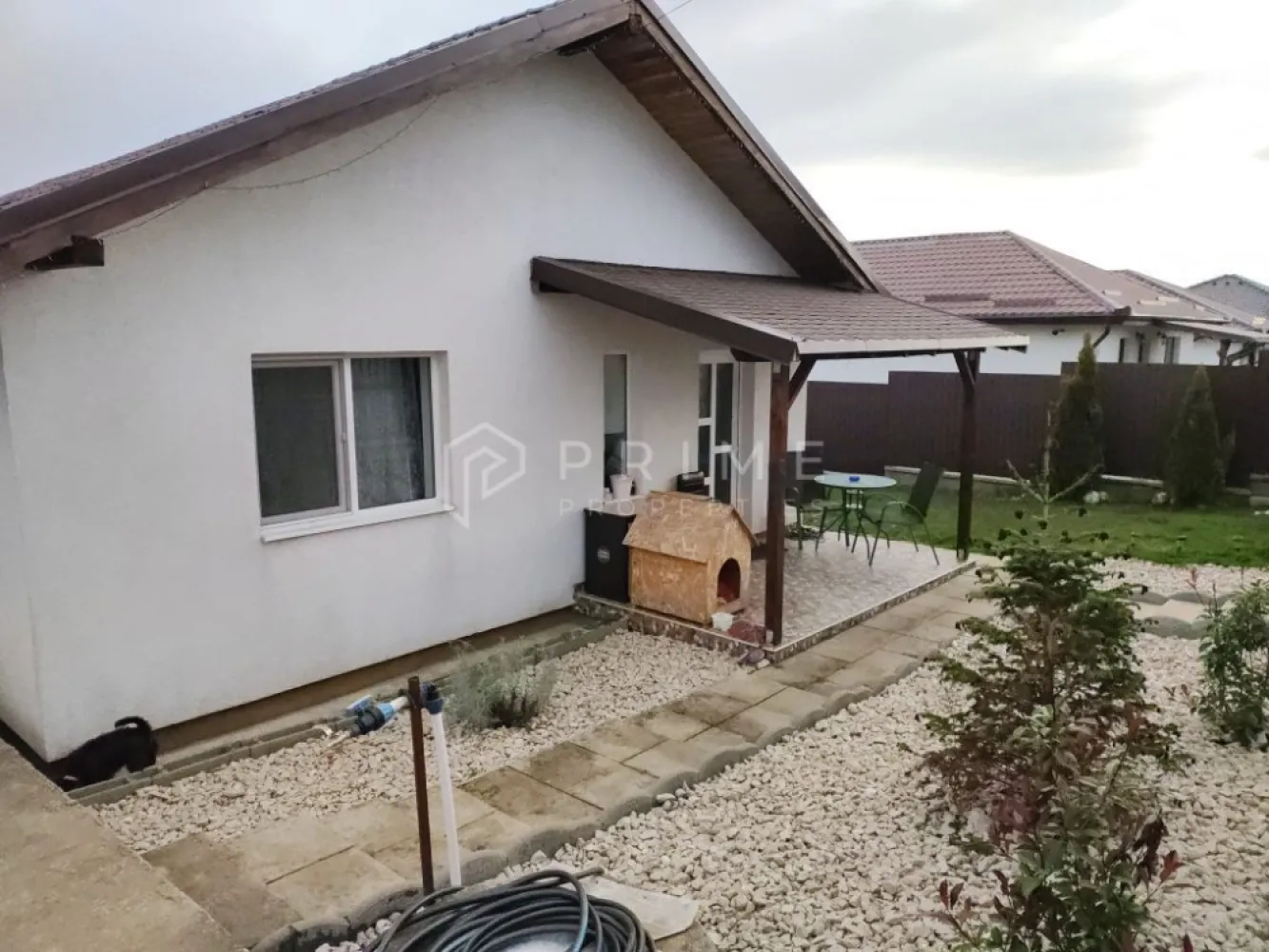 Casă superbă, pe un singur nivel – complet mobilată și utilată – Nazna - Vă propunem spre vânzare o proprietate deosebită, situată într-una dintre cele mai apreciate zone rezidențiale din proximitatea Târgu Mureșului – Nazna, comuna Sâncraiu de Mureș. Este o locuință pregătită pentru a fi ocupată imediat, ideală pentru familii care își doresc liniște, siguranță și confort, fără compromisuri.

Caracteristici generale:

Suprafață casă: 100 mp
Teren: 500 mp
Regim: parter – locuință pe un singur nivel
Stare: complet mobilată și utilată
Utilități: toate racordate | Drum asfaltat
Panoramă frumoasă asupra împrejurimilor
Disponibilitate imediată
Compartimentare practică și luminoasă
Terasă acoperită la intrare

Living open-space cu bucătărie modernă
3 dormitoare spațioase
Baie elegantă, bine organizată

Finisajele sunt de calitate, iar mobilierul și electrocasnicele sunt incluse în preț, astfel încât viitorul proprietar se poate muta fără investiții suplimentare.

Exterior amenajat cu atenție
Curte parțial pavată
Zonă verde frumos întreținută
Spațiu de joacă pentru copii, ideal pentru familii
O proprietate complet funcțională, gândită pentru confort și relaxare, aflată într-o zonă aerisită, înconjurată de natură.
Locație: Nazna – Sâncraiu de Mureș

La Prime Properties, fiecare tranzacție înseamnă mai mult decât o simplă achiziție – este un proces complet, în care colaborăm cu cei mai buni profesioniști: notari, avocați, designeri, arhitecți, evaluatori, specialiști în certificate energetice, consultanți de credite imobiliare.
Astfel, atunci când alegi o proprietate prin noi, primești la pachet și siguranță, transparență și servicii impecabile pe tot parcursul drumului tău către casa ideală.

Ne dedicăm 100% fiecărui client, iar asta se reflectă în rezultate și în încrederea pe care o primim înapoi prin recomandările lor.
Proprietatea aceasta nu se potrivește exact nevoilor tale?

Lasă-ne să îți găsim alternativa potrivită. Agentul nostru îți va oferi soluții avantajoase și adaptate stilului tău de viață.
📞 Contactează-ne astăzi. Până acum nu am dezamăgit niciun client – și nu vom începe cu tine.
Comision 0% pentru cumpărători