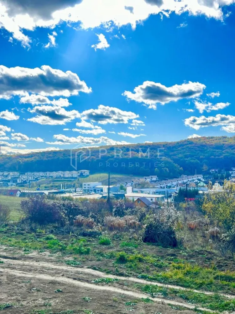 Teren cu potențial multiplu de dezvoltare – Corunca, E60, 17.000 mp - Prime Properties vă propune, în exclusivitate, un teren cu potențial excepțional de dezvoltare, situat în Corunca – pe drumul european E60, la doar câteva minute de Târgu Mureș.

Localizare: Corunca, pe drumul european E60 (Cluj–Târgu Mureș–Brașov)
Suprafață totală: 17.000 mp - configurație flexibilă, posibilitate de parcelare – 10.000 mp parcelă frontală
Regim urbanistic: Intravilan | POT 30% | CUT 0.5 | D+P+1+M
Front stradal: 80 m la E60
Utilități la aproximativ 15 m de teren

Puncte forte ale amplasamentului:
- Zonare clară 
- Toate utilitățile la limita proprietății, conectare ușoară și costuri reduse de dezvoltare
- Formă rectangulară, ideală pentru dezvoltări compacte sau multifuncționale
- Vizibilitate excelentă și acces direct la drumul european E60
- Zonă cu potențial de expansiune, aflată în plină dezvoltare rezidențială și comercială
- Autorizare rapidă 

Scenarii de dezvoltare:
1. Rezidențial & Lifestyle
- Premium Villa Community – 20–30 vile individuale, cu zone verzi comune și locuri de joacă
- Hybrid Concept – ansamblu rezidențial cu pavilion spa, cafenea, coworking, magazine și fitness
- Boutique Wellness Retreat – 10–15 vile sau chaleturi, cu spa, piscină, saună și zonă de relaxare

2. Comercial & Industrial Ușor
- Build-to-suit facility (5.000–8.000 mp) – pentru logistică sau producție ușoară
- Parc multi-chiriaș (multi-tenant park) – unități modulare pentru IMM-uri și furnizori locali

Această teren se adresează:
- Dezvoltatorilor imobiliari interesați de proiecte rezidențiale premium, concepte mixte sau destinații wellness.
- Investitorilor din zona logistică și industrială ușoară, care caută amplasamente cu acces rapid la infrastructură majoră și costuri reduse de dezvoltare.
- Companiilor locale aflate în expansiune (automotive, FMCG, distribuție, energie), pentru care un proiect build-to-suit sau o extindere proprie reprezintă următorul pas firesc.
- Fondurilor de investiții și investitorilor privați ce vizează active cu potențial ridicat de apreciere și valorificare într-o piață regională în plină creștere.