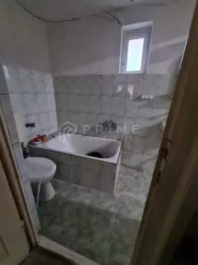 Casă cu teren de 1.000 m² – utilități complete, ideală pentru renovare