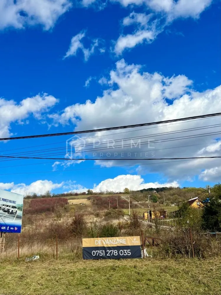 Teren cu potențial multiplu de dezvoltare – Corunca, E60, 10.000 mp - Prime Properties vă propune, în exclusivitate, un teren cu potențial excepțional de dezvoltare, situat în Corunca – pe drumul european E60, la doar câteva minute de Târgu Mureș.

Localizare: Corunca, pe drumul european E60 (Cluj–Târgu Mureș–Brașov)
Suprafață totală: 10.000 mp - configurație flexibilă, posibilitate acces la parcela mai mare – 17.000 mp 
Regim urbanistic: Intravilan | POT 30% | CUT 0.5 | D+P+1+M
Front stradal: 80 m la E60
Utilități la aproximativ 15 m de teren

Puncte forte ale amplasamentului:
- Zonare clară 
- Toate utilitățile la limita proprietății, conectare ușoară și costuri reduse de dezvoltare
- Formă rectangulară, ideală pentru dezvoltări compacte sau multifuncționale
- Vizibilitate excelentă și acces direct la drumul european E60
- Zonă cu potențial de expansiune, aflată în plină dezvoltare rezidențială și comercială
- Autorizare rapidă 

Scenarii de dezvoltare:
1. Rezidențial & Lifestyle
- Premium Villa Community – vile individuale, cu zone verzi comune și locuri de joacă
- Hybrid Concept – ansamblu rezidențial cu pavilion spa, cafenea, coworking, magazine și fitness
- Boutique Wellness Retreat – vile sau chaleturi, cu spa, piscină, saună și zonă de relaxare

2. Comercial & Industrial Ușor
- Build-to-suit facility – pentru logistică sau producție ușoară
- Parc multi-chiriaș (multi-tenant park) – unități modulare pentru IMM-uri și furnizori locali

Această teren se adresează:
- Dezvoltatorilor imobiliari interesați de proiecte rezidențiale premium, concepte mixte sau destinații wellness.
- Investitorilor din zona logistică și industrială ușoară, care caută amplasamente cu acces rapid la infrastructură majoră și costuri reduse de dezvoltare.
- Companiilor locale aflate în expansiune (automotive, FMCG, distribuție, energie), pentru care un proiect build-to-suit sau o extindere proprie reprezintă următorul pas firesc.
- Fondurilor de investiții și investitorilor privați ce vizează active cu potențial ridicat de apreciere și valorificare într-o piață regională în plină creștere.