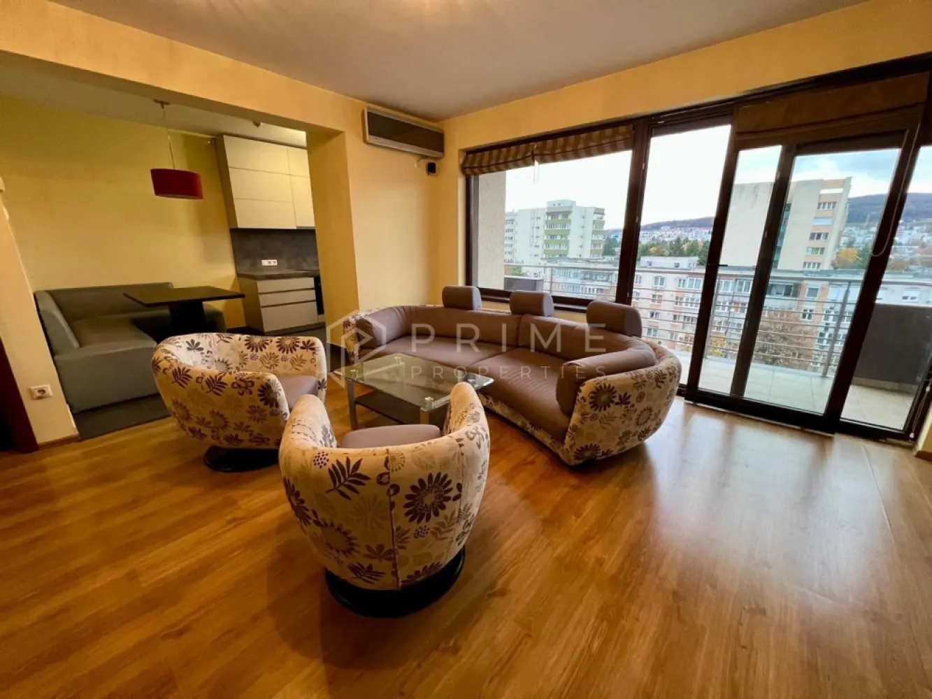 Apartament duplex modern de închiriat, complet mobilat, 4 camere - Apartament duplex de închiriat, în suprafață de 137 mp, situat pe etajele 3 și 4 ale unui imobil nou, modern și reprezentativ, amplasat într-o zonă semicentrală, ușor accesibilă și bine conectată la mijloacele de transport în comun.

Locuința se remarcă prin compartimentarea eficientă și designul elegant, oferind confortul unei case într-un spațiu urban. La primul nivel se află un hol primitor, un living spațios și luminos, o baie și o bucătărie complet mobilată și utilată cu electrocasnice moderne – mașină de spălat vase, plită, hotă, frigider și mașină de spălat rufe.

Etajul superior este destinat zonei de noapte și include trei dormitoare, un dressing generos și o baie mare, amenajată cu atenție la detalii.

Balconul de 10 mp oferă o priveliște panoramică spectaculoasă asupra orașului și a zonei verzi din împrejurimi, creând un cadru ideal pentru momente de relaxare.

Apartamentul se închiriază complet mobilat și utilat, fiind disponibil imediat.

Chirie: 700 euro/lună
Garanție: 700 euro
Perioadă minimă de închiriere: 12 luni.
Comision: 50% din prima lună de chirie.

La Prime Properties, fiecare tranzacție înseamnă mai mult decât o simplă achiziție sau închiriere– este un proces complet, în care colaborăm cu cei mai buni profesioniști: notari, avocați, designeri, arhitecți, evaluatori, specialiști în certificate energetice, consultanți de credite imobiliare.
Ne dedicăm 100% fiecărui client, iar asta se reflectă în rezultate și în încrederea pe care o primim înapoi prin recomandările lor.
Proprietatea aceasta nu se potrivește exact nevoilor tale?
Lasă-ne să îți găsim alternativa potrivită. Agentul nostru îți va oferi soluții avantajoase și adaptate nevoilor tale specifice.