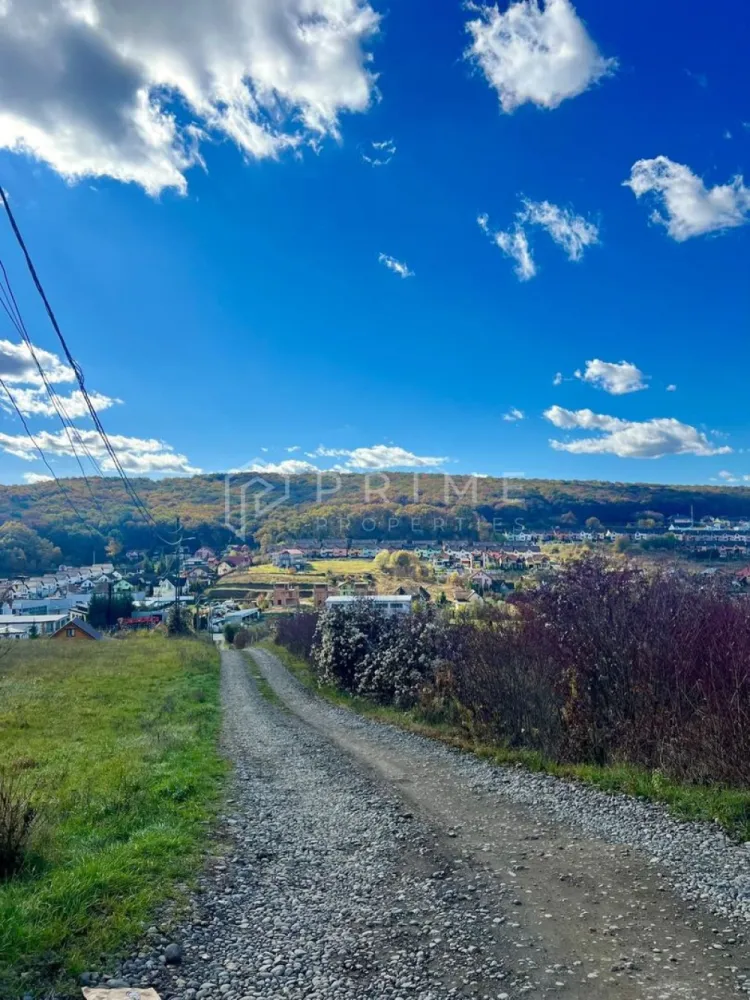 Teren cu potențial multiplu de dezvoltare – Corunca, E60, 10.000 mp - Prime Properties vă propune, în exclusivitate, un teren cu potențial excepțional de dezvoltare, situat în Corunca – pe drumul european E60, la doar câteva minute de Târgu Mureș.

Localizare: Corunca, pe drumul european E60 (Cluj–Târgu Mureș–Brașov)
Suprafață totală: 10.000 mp - configurație flexibilă, posibilitate acces la parcela mai mare – 17.000 mp 
Regim urbanistic: Intravilan | POT 30% | CUT 0.5 | D+P+1+M
Front stradal: 80 m la E60
Utilități la aproximativ 15 m de teren

Puncte forte ale amplasamentului:
- Zonare clară 
- Toate utilitățile la limita proprietății, conectare ușoară și costuri reduse de dezvoltare
- Formă rectangulară, ideală pentru dezvoltări compacte sau multifuncționale
- Vizibilitate excelentă și acces direct la drumul european E60
- Zonă cu potențial de expansiune, aflată în plină dezvoltare rezidențială și comercială
- Autorizare rapidă 

Scenarii de dezvoltare:
1. Rezidențial & Lifestyle
- Premium Villa Community – vile individuale, cu zone verzi comune și locuri de joacă
- Hybrid Concept – ansamblu rezidențial cu pavilion spa, cafenea, coworking, magazine și fitness
- Boutique Wellness Retreat – vile sau chaleturi, cu spa, piscină, saună și zonă de relaxare

2. Comercial & Industrial Ușor
- Build-to-suit facility – pentru logistică sau producție ușoară
- Parc multi-chiriaș (multi-tenant park) – unități modulare pentru IMM-uri și furnizori locali

Această teren se adresează:
- Dezvoltatorilor imobiliari interesați de proiecte rezidențiale premium, concepte mixte sau destinații wellness.
- Investitorilor din zona logistică și industrială ușoară, care caută amplasamente cu acces rapid la infrastructură majoră și costuri reduse de dezvoltare.
- Companiilor locale aflate în expansiune (automotive, FMCG, distribuție, energie), pentru care un proiect build-to-suit sau o extindere proprie reprezintă următorul pas firesc.
- Fondurilor de investiții și investitorilor privați ce vizează active cu potențial ridicat de apreciere și valorificare într-o piață regională în plină creștere.