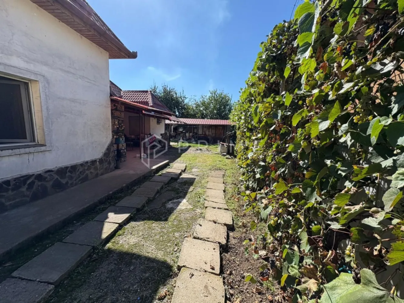 Casă familială pe un teren generos de 1.400 m² – Cristesti - Vă propunem spre vânzare o casă solidă și bine întreținută, situată în localitatea Cristești, pe strada Viilor.

Proprietatea oferă spațiu, confort și potențial de extindere, fiind ideală pentru o familie care își dorește liniște și proximitate față de oraș.

Detalii proprietate:
- Construcție din cărămidă, durabilă și bine izolată
- Acoperiș complet refăcut, cu tablă nouă pe întreaga suprafață a casei
- Suprafață teren: 1.400 m² (14 ari) – curte mare, cu multiple posibilități de amenajare

Compartimentare:
- Bucătărie luminoasă
- Hol spațios
- Cămară pentru depozitare
- Baie
- 3 dormitoare confortabile

În spatele casei se află un garaj și un beci încăpător, ideale pentru depozitare și activități gospodărești.

Teren și curte:
- Curte generoasă, potrivită pentru grădină, zonă de relaxare sau extindere
- Gard frontal din fier forjat cu tablă, oferind intimitate și siguranță
- Acces facil auto și pietonal

O casă solidă, amplasată într-o zonă liniștită, dar bine conectată la oraș – perfectă pentru o familie care caută un cămin spațios, cu teren mare și potențial de personalizare.

La Prime Properties, fiecare tranzacție înseamnă mai mult decât o simplă achiziție – este un proces complet, în care colaborăm cu cei mai buni profesioniști: notari, avocați, designeri, arhitecți, evaluatori, specialiști în certificate energetice, consultanți de credite imobiliare.
Astfel, atunci când alegi o proprietate prin noi, primești la pachet și siguranță, transparență și servicii impecabile pe tot parcursul drumului tău către casa ideală.

Ne dedicăm 100% fiecărui client, iar asta se reflectă în rezultate și în încrederea pe care o primim înapoi prin recomandările lor.
Proprietatea aceasta nu se potrivește exact nevoilor tale?

Lasă-ne să îți găsim alternativa potrivită. Agentul nostru îți va oferi soluții avantajoase și adaptate stilului tău de viață.
📞 Contactează-ne astăzi. Până acum nu am dezamăgit niciun client – și nu vom începe cu tine.
Comision 0% pentru cumpărători