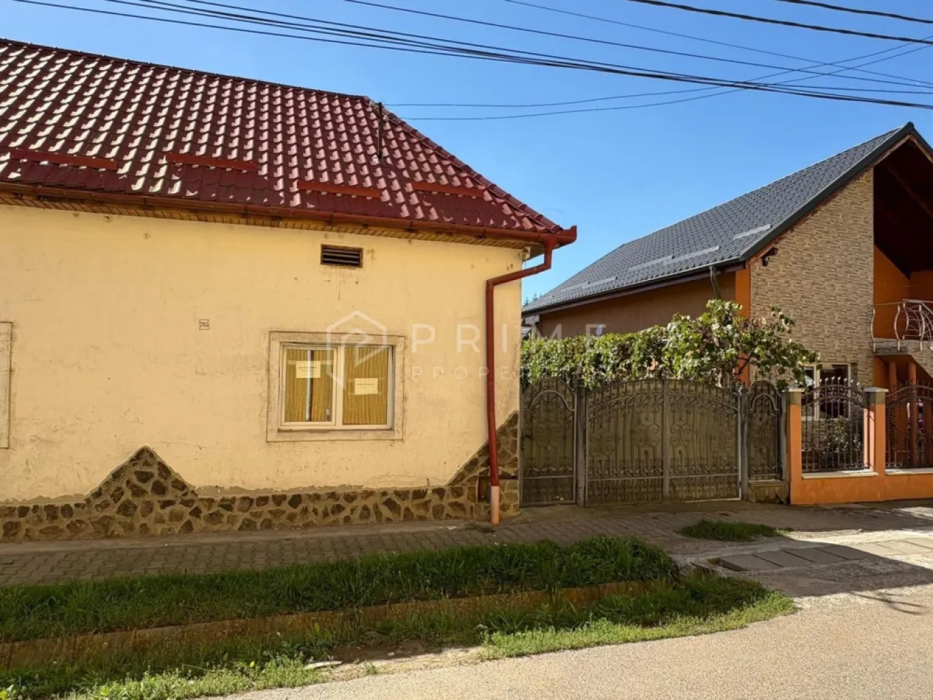 Casă familială pe un teren generos de 1.400 m² – Cristesti - Vă propunem spre vânzare o casă solidă și bine întreținută, situată în localitatea Cristești, pe strada Viilor.

Proprietatea oferă spațiu, confort și potențial de extindere, fiind ideală pentru o familie care își dorește liniște și proximitate față de oraș.

Detalii proprietate:
- Construcție din cărămidă, durabilă și bine izolată
- Acoperiș complet refăcut, cu tablă nouă pe întreaga suprafață a casei
- Suprafață teren: 1.400 m² (14 ari) – curte mare, cu multiple posibilități de amenajare

Compartimentare:
- Bucătărie luminoasă
- Hol spațios
- Cămară pentru depozitare
- Baie
- 3 dormitoare confortabile

În spatele casei se află un garaj și un beci încăpător, ideale pentru depozitare și activități gospodărești.

Teren și curte:
- Curte generoasă, potrivită pentru grădină, zonă de relaxare sau extindere
- Gard frontal din fier forjat cu tablă, oferind intimitate și siguranță
- Acces facil auto și pietonal

O casă solidă, amplasată într-o zonă liniștită, dar bine conectată la oraș – perfectă pentru o familie care caută un cămin spațios, cu teren mare și potențial de personalizare.

La Prime Properties, fiecare tranzacție înseamnă mai mult decât o simplă achiziție – este un proces complet, în care colaborăm cu cei mai buni profesioniști: notari, avocați, designeri, arhitecți, evaluatori, specialiști în certificate energetice, consultanți de credite imobiliare.
Astfel, atunci când alegi o proprietate prin noi, primești la pachet și siguranță, transparență și servicii impecabile pe tot parcursul drumului tău către casa ideală.

Ne dedicăm 100% fiecărui client, iar asta se reflectă în rezultate și în încrederea pe care o primim înapoi prin recomandările lor.
Proprietatea aceasta nu se potrivește exact nevoilor tale?

Lasă-ne să îți găsim alternativa potrivită. Agentul nostru îți va oferi soluții avantajoase și adaptate stilului tău de viață.
📞 Contactează-ne astăzi. Până acum nu am dezamăgit niciun client – și nu vom începe cu tine.
Comision 0% pentru cumpărători