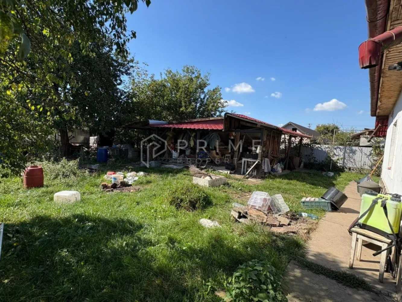 Casă familială pe un teren generos de 1.400 m² – Cristesti - Vă propunem spre vânzare o casă solidă și bine întreținută, situată în localitatea Cristești, pe strada Viilor.

Proprietatea oferă spațiu, confort și potențial de extindere, fiind ideală pentru o familie care își dorește liniște și proximitate față de oraș.

Detalii proprietate:
- Construcție din cărămidă, durabilă și bine izolată
- Acoperiș complet refăcut, cu tablă nouă pe întreaga suprafață a casei
- Suprafață teren: 1.400 m² (14 ari) – curte mare, cu multiple posibilități de amenajare

Compartimentare:
- Bucătărie luminoasă
- Hol spațios
- Cămară pentru depozitare
- Baie
- 3 dormitoare confortabile

În spatele casei se află un garaj și un beci încăpător, ideale pentru depozitare și activități gospodărești.

Teren și curte:
- Curte generoasă, potrivită pentru grădină, zonă de relaxare sau extindere
- Gard frontal din fier forjat cu tablă, oferind intimitate și siguranță
- Acces facil auto și pietonal

O casă solidă, amplasată într-o zonă liniștită, dar bine conectată la oraș – perfectă pentru o familie care caută un cămin spațios, cu teren mare și potențial de personalizare.

La Prime Properties, fiecare tranzacție înseamnă mai mult decât o simplă achiziție – este un proces complet, în care colaborăm cu cei mai buni profesioniști: notari, avocați, designeri, arhitecți, evaluatori, specialiști în certificate energetice, consultanți de credite imobiliare.
Astfel, atunci când alegi o proprietate prin noi, primești la pachet și siguranță, transparență și servicii impecabile pe tot parcursul drumului tău către casa ideală.

Ne dedicăm 100% fiecărui client, iar asta se reflectă în rezultate și în încrederea pe care o primim înapoi prin recomandările lor.
Proprietatea aceasta nu se potrivește exact nevoilor tale?

Lasă-ne să îți găsim alternativa potrivită. Agentul nostru îți va oferi soluții avantajoase și adaptate stilului tău de viață.
📞 Contactează-ne astăzi. Până acum nu am dezamăgit niciun client – și nu vom începe cu tine.
Comision 0% pentru cumpărători