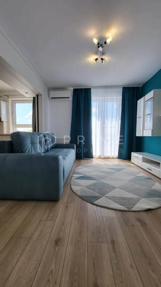 Studio modern de vânzare în complexul Maurer Residence, Târgu Mureș - Descoperă confortul unui apartament modern, elegant și complet echipat, situat în îndrăgitul complex Maurer Residence – o zonă liniștită, sigură și bine conectată la oraș. Acest studio decomandat se vinde complet mobilat și utilat, cu finisaje de lux și mobilier de calitate superioară – totul gândit pentru confort și funcționalitate.

Compartimentare:
- cameră spațioasă, luminoasă și primitoare
- bucătărie open-space, ce poate fi separată de living printr-un perete glisant modern, cu telecomandă, pentru intimitate și flexibilitate
- hol de acces generos
- baie elegantă, cu finisaje de calitate
- debara practică pentru depozitare
- balcon perfect pentru relaxare

Dotări și echipamente:
- mobilier modern, atent ales
- electrocasnice de top: plită, cuptor electric, frigider, mașină de spălat performantă
- aer condiționat pentru confort în orice anotimp
- boxă la subsol, inclusă în preț

Opțional: loc de parcare exterior – disponibil la prețul de 7.000 €.

Localizare: Maurer Residence, Târgu Mureș – un ansamblu modern, curat și bine administrat, cu acces rapid la magazine, transport, zone verzi și alte facilități.

La Prime Properties, fiecare tranzacție înseamnă mai mult decât o simplă achiziție – este un proces complet, în care colaborăm cu cei mai buni profesioniști: notari, avocați, designeri, arhitecți, evaluatori, specialiști în certificate energetice, consultanți de credite imobiliare.
Astfel, atunci când alegi o proprietate prin noi, primești la pachet și siguranță, transparență și servicii impecabile pe tot parcursul drumului tău către casa ideală.

Ne dedicăm 100% fiecărui client, iar asta se reflectă în rezultate și în încrederea pe care o primim înapoi prin recomandările lor.
Proprietatea aceasta nu se potrivește exact nevoilor tale?

Lasă-ne să îți găsim alternativa potrivită. Agentul nostru îți va oferi soluții avantajoase și adaptate stilului tău de viață.
📞 Contactează-ne astăzi. Până acum nu am dezamăgit niciun client – și nu vom începe cu tine.
Comision 0% pentru cumpărători