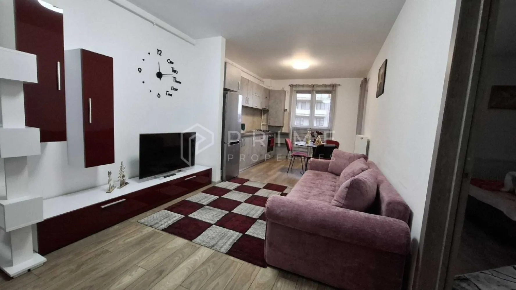 Apartament modern, 2 camere, investiție sigură – Maurer - Vă oferim spre vânzare un apartament complet mobilat și utilat, situat în cartierul nou Maurer Residence Târgu Mureș, o zonă modernă, liniștită și foarte apreciată. Localizare excelentă, cu acces rapid către principalele puncte de interes din oraș — ideal atât pentru locuire, cât și pentru investiție. Apartamentul se află la parter înalt și are o suprafață utilă de 47 mp, fiind compartimentat astfel:

- Living cu bucătărie open-space
- Dormitor luminos
- Baie modernă
- Balcon
- Boxă de depozitare
- Loc de parcare privat, situat chiar în fața balconului : 6.000 €.

Afacere la cheie: Proprietatea este utilizată în prezent pentru închiriere în regim hotelier și deține toată documentația necesară, acreditată de Ministerul Turismului (Nota 9,9 pe Booking). Se vinde ca afacere funcțională, generând profit lunar constant și garantat.

Dotări și beneficii:
- Complet mobilat și utilat modern
- Aer condiționat
- Intrare self check-in
- Centrală termică proprie, controlabilă de pe telefon
- Geamuri termopan pentru izolație termică și fonică superioară

Ideal pentru investitori sau pentru cei care își doresc un apartament elegant, pregătit pentru locuit imediat.

La Prime Properties, fiecare tranzacție înseamnă mai mult decât o simplă achiziție – este un proces complet, în care colaborăm cu cei mai buni profesioniști: notari, avocați, designeri, arhitecți, evaluatori, specialiști în certificate energetice, consultanți de credite imobiliare.
Astfel, atunci când alegi o proprietate prin noi, primești la pachet și siguranță, transparență și servicii impecabile pe tot parcursul drumului tău către casa ideală.

Ne dedicăm 100% fiecărui client, iar asta se reflectă în rezultate și în încrederea pe care o primim înapoi prin recomandările lor.
Proprietatea aceasta nu se potrivește exact nevoilor tale?

Lasă-ne să îți găsim alternativa potrivită. Agentul nostru îți va oferi soluții avantajoase și adaptate stilului tău de viață.
📞 Contactează-ne astăzi. Până acum nu am dezamăgit niciun client – și nu vom începe cu tine.
Comision 0% pentru cumpărători
