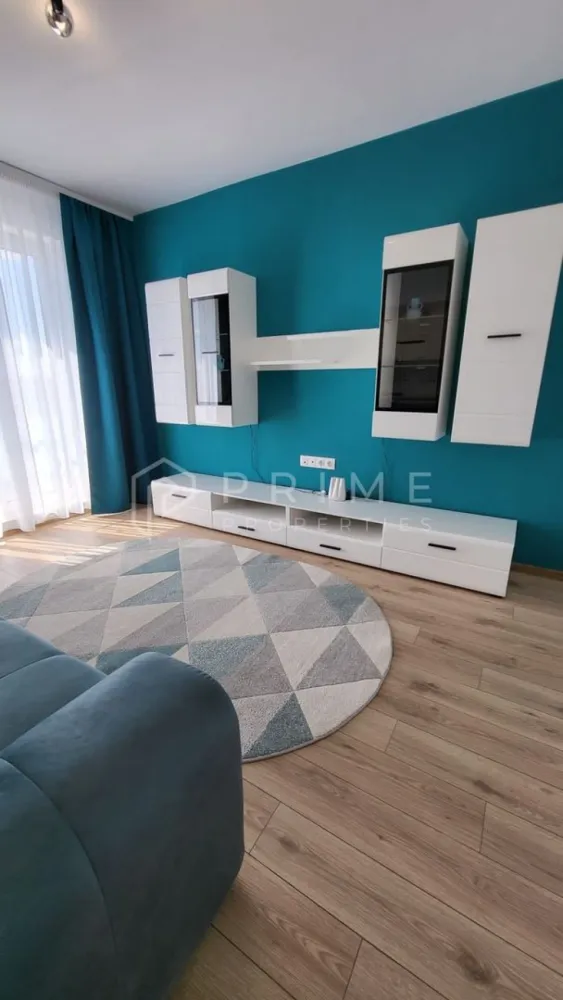 Studio modern de vânzare în complexul Maurer Residence, Târgu Mureș - Descoperă confortul unui apartament modern, elegant și complet echipat, situat în îndrăgitul complex Maurer Residence – o zonă liniștită, sigură și bine conectată la oraș. Acest studio decomandat se vinde complet mobilat și utilat, cu finisaje de lux și mobilier de calitate superioară – totul gândit pentru confort și funcționalitate.

Compartimentare:
- cameră spațioasă, luminoasă și primitoare
- bucătărie open-space, ce poate fi separată de living printr-un perete glisant modern, cu telecomandă, pentru intimitate și flexibilitate
- hol de acces generos
- baie elegantă, cu finisaje de calitate
- debara practică pentru depozitare
- balcon perfect pentru relaxare

Dotări și echipamente:
- mobilier modern, atent ales
- electrocasnice de top: plită, cuptor electric, frigider, mașină de spălat performantă
- aer condiționat pentru confort în orice anotimp
- boxă la subsol, inclusă în preț

Opțional: loc de parcare exterior – disponibil la prețul de 7.000 €.

Localizare: Maurer Residence, Târgu Mureș – un ansamblu modern, curat și bine administrat, cu acces rapid la magazine, transport, zone verzi și alte facilități.

La Prime Properties, fiecare tranzacție înseamnă mai mult decât o simplă achiziție – este un proces complet, în care colaborăm cu cei mai buni profesioniști: notari, avocați, designeri, arhitecți, evaluatori, specialiști în certificate energetice, consultanți de credite imobiliare.
Astfel, atunci când alegi o proprietate prin noi, primești la pachet și siguranță, transparență și servicii impecabile pe tot parcursul drumului tău către casa ideală.

Ne dedicăm 100% fiecărui client, iar asta se reflectă în rezultate și în încrederea pe care o primim înapoi prin recomandările lor.
Proprietatea aceasta nu se potrivește exact nevoilor tale?

Lasă-ne să îți găsim alternativa potrivită. Agentul nostru îți va oferi soluții avantajoase și adaptate stilului tău de viață.
📞 Contactează-ne astăzi. Până acum nu am dezamăgit niciun client – și nu vom începe cu tine.
Comision 0% pentru cumpărători