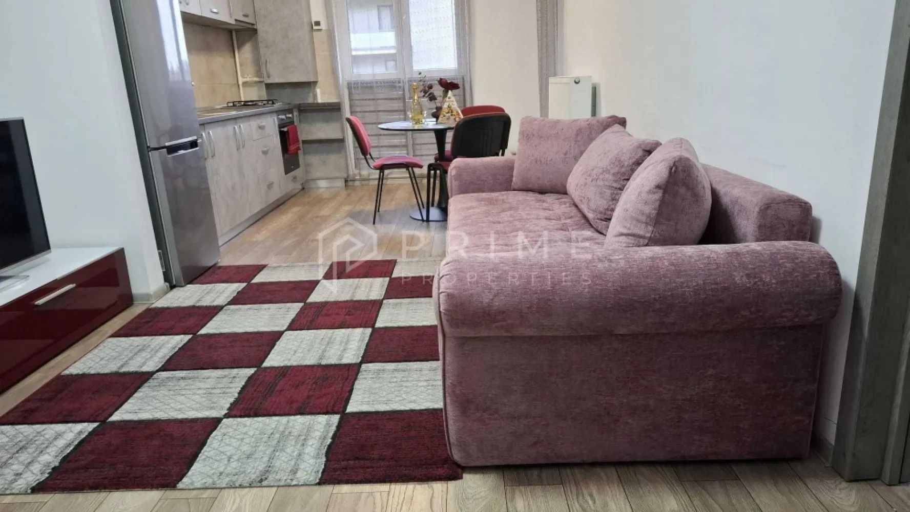 Apartament modern, 2 camere, investiție sigură – Maurer - Vă oferim spre vânzare un apartament complet mobilat și utilat, situat în cartierul nou Maurer Residence Târgu Mureș, o zonă modernă, liniștită și foarte apreciată. Localizare excelentă, cu acces rapid către principalele puncte de interes din oraș — ideal atât pentru locuire, cât și pentru investiție. Apartamentul se află la parter înalt și are o suprafață utilă de 47 mp, fiind compartimentat astfel:

- Living cu bucătărie open-space
- Dormitor luminos
- Baie modernă
- Balcon
- Boxă de depozitare
- Loc de parcare privat, situat chiar în fața balconului : 6.000 €.

Afacere la cheie: Proprietatea este utilizată în prezent pentru închiriere în regim hotelier și deține toată documentația necesară, acreditată de Ministerul Turismului (Nota 9,9 pe Booking). Se vinde ca afacere funcțională, generând profit lunar constant și garantat.

Dotări și beneficii:
- Complet mobilat și utilat modern
- Aer condiționat
- Intrare self check-in
- Centrală termică proprie, controlabilă de pe telefon
- Geamuri termopan pentru izolație termică și fonică superioară

Ideal pentru investitori sau pentru cei care își doresc un apartament elegant, pregătit pentru locuit imediat.

La Prime Properties, fiecare tranzacție înseamnă mai mult decât o simplă achiziție – este un proces complet, în care colaborăm cu cei mai buni profesioniști: notari, avocați, designeri, arhitecți, evaluatori, specialiști în certificate energetice, consultanți de credite imobiliare.
Astfel, atunci când alegi o proprietate prin noi, primești la pachet și siguranță, transparență și servicii impecabile pe tot parcursul drumului tău către casa ideală.

Ne dedicăm 100% fiecărui client, iar asta se reflectă în rezultate și în încrederea pe care o primim înapoi prin recomandările lor.
Proprietatea aceasta nu se potrivește exact nevoilor tale?

Lasă-ne să îți găsim alternativa potrivită. Agentul nostru îți va oferi soluții avantajoase și adaptate stilului tău de viață.
📞 Contactează-ne astăzi. Până acum nu am dezamăgit niciun client – și nu vom începe cu tine.
Comision 0% pentru cumpărători
