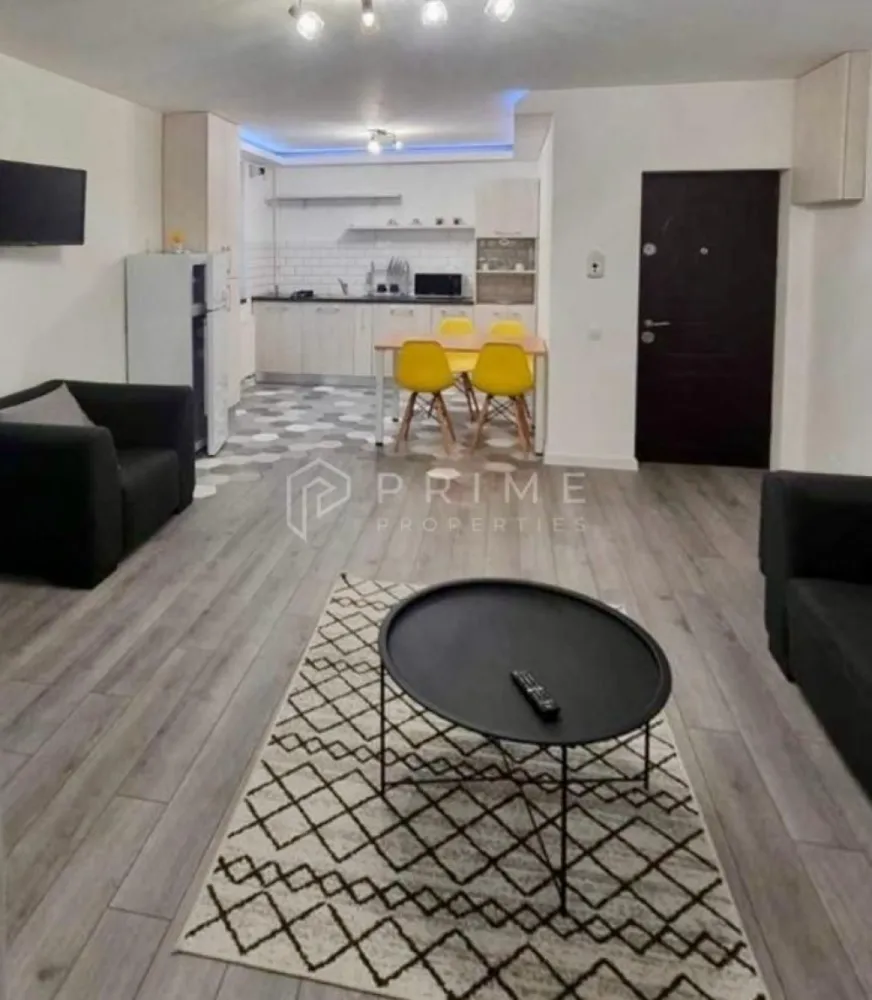 Locuință modernă de închiriat – parcare privată, Ultracentral - Vă invităm să descoperiți un apartament modern, disponibil pentru închiriere în inima Târgu Mureșului, la doar 5 minute de mers pe jos de Piața Teatrului și Piața Trandafirilor – o zonă centrală, dar surprinzător de liniștită.
Locuința este situată la parterul unui bloc nou, având o suprafață utilă de 70 mp și un design modern, confortabil și luminos.

Compartimentare:
- living-room open space cu bucătărie complet utilată
- 2 dormitoare spațioase
- 1 baie

Dotări și facilități:
- centrală termică proprie, controlabilă de la distanță
- mașină de spălat rufe și mașină de spălat vase
- plită electrică/gaz, cuptor, cuptor cu microunde, frigider
- TV-uri și internet de mare viteză
- loc de parcare privat în curte

Apartamentul este complet mobilat și utilat, pregătit pentru mutare imediată.
O alegere ideală pentru cei care își doresc confort, intimitate și proximitatea centrului orașului, într-un ambient modern și primitor.
Parcare privată în curte.

La Prime Properties, fiecare tranzacție înseamnă mai mult decât o simplă achiziție – este un proces complet, în care colaborăm cu cei mai buni profesioniști: notari, avocați, evaluatori, specialiști în certificate energetice și consultanți de credite imobiliare.
Astfel, atunci când alegi o proprietate prin noi, primești la pachet siguranță, transparență și servicii impecabile pe tot parcursul drumului tău către casa ideală.

Ne dedicăm 100% fiecărui client, iar asta se reflectă în rezultate și în încrederea pe care o primim înapoi prin recomandările lor.
Această proprietate nu este exact ceea ce cauți?
Lasă-ne să îți găsim alternativa potrivită. Agentul tău Prime îți va oferi soluții avantajoase, adaptate stilului tău de viață.
Contactează-ne astăzi. Până acum nu am dezamăgit niciun client – și nu vom începe cu tine.
Comision: 50% din valoarea primei luni de chirie.