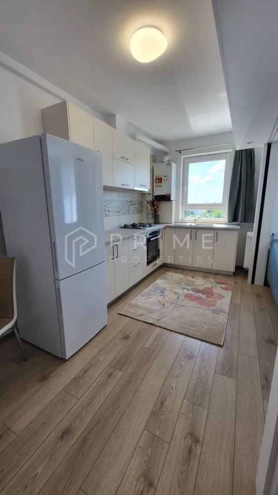 Studio modern de vânzare în complexul Maurer Residence, Târgu Mureș - Descoperă confortul unui apartament modern, elegant și complet echipat, situat în îndrăgitul complex Maurer Residence – o zonă liniștită, sigură și bine conectată la oraș. Acest studio decomandat se vinde complet mobilat și utilat, cu finisaje de lux și mobilier de calitate superioară – totul gândit pentru confort și funcționalitate.

Compartimentare:
- cameră spațioasă, luminoasă și primitoare
- bucătărie open-space, ce poate fi separată de living printr-un perete glisant modern, cu telecomandă, pentru intimitate și flexibilitate
- hol de acces generos
- baie elegantă, cu finisaje de calitate
- debara practică pentru depozitare
- balcon perfect pentru relaxare

Dotări și echipamente:
- mobilier modern, atent ales
- electrocasnice de top: plită, cuptor electric, frigider, mașină de spălat performantă
- aer condiționat pentru confort în orice anotimp
- boxă la subsol, inclusă în preț

Opțional: loc de parcare exterior – disponibil la prețul de 7.000 €.

Localizare: Maurer Residence, Târgu Mureș – un ansamblu modern, curat și bine administrat, cu acces rapid la magazine, transport, zone verzi și alte facilități.

La Prime Properties, fiecare tranzacție înseamnă mai mult decât o simplă achiziție – este un proces complet, în care colaborăm cu cei mai buni profesioniști: notari, avocați, designeri, arhitecți, evaluatori, specialiști în certificate energetice, consultanți de credite imobiliare.
Astfel, atunci când alegi o proprietate prin noi, primești la pachet și siguranță, transparență și servicii impecabile pe tot parcursul drumului tău către casa ideală.

Ne dedicăm 100% fiecărui client, iar asta se reflectă în rezultate și în încrederea pe care o primim înapoi prin recomandările lor.
Proprietatea aceasta nu se potrivește exact nevoilor tale?

Lasă-ne să îți găsim alternativa potrivită. Agentul nostru îți va oferi soluții avantajoase și adaptate stilului tău de viață.
📞 Contactează-ne astăzi. Până acum nu am dezamăgit niciun client – și nu vom începe cu tine.
Comision 0% pentru cumpărători