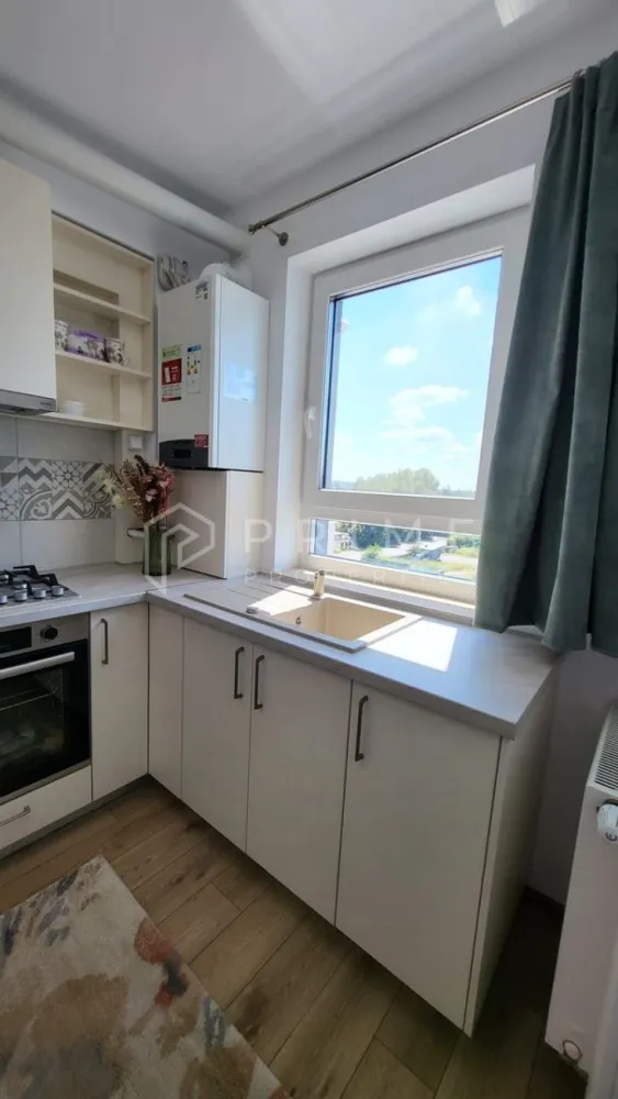 Studio modern de vânzare în complexul Maurer Residence, Târgu Mureș - Descoperă confortul unui apartament modern, elegant și complet echipat, situat în îndrăgitul complex Maurer Residence – o zonă liniștită, sigură și bine conectată la oraș. Acest studio decomandat se vinde complet mobilat și utilat, cu finisaje de lux și mobilier de calitate superioară – totul gândit pentru confort și funcționalitate.

Compartimentare:
- cameră spațioasă, luminoasă și primitoare
- bucătărie open-space, ce poate fi separată de living printr-un perete glisant modern, cu telecomandă, pentru intimitate și flexibilitate
- hol de acces generos
- baie elegantă, cu finisaje de calitate
- debara practică pentru depozitare
- balcon perfect pentru relaxare

Dotări și echipamente:
- mobilier modern, atent ales
- electrocasnice de top: plită, cuptor electric, frigider, mașină de spălat performantă
- aer condiționat pentru confort în orice anotimp
- boxă la subsol, inclusă în preț

Opțional: loc de parcare exterior – disponibil la prețul de 7.000 €.

Localizare: Maurer Residence, Târgu Mureș – un ansamblu modern, curat și bine administrat, cu acces rapid la magazine, transport, zone verzi și alte facilități.

La Prime Properties, fiecare tranzacție înseamnă mai mult decât o simplă achiziție – este un proces complet, în care colaborăm cu cei mai buni profesioniști: notari, avocați, designeri, arhitecți, evaluatori, specialiști în certificate energetice, consultanți de credite imobiliare.
Astfel, atunci când alegi o proprietate prin noi, primești la pachet și siguranță, transparență și servicii impecabile pe tot parcursul drumului tău către casa ideală.

Ne dedicăm 100% fiecărui client, iar asta se reflectă în rezultate și în încrederea pe care o primim înapoi prin recomandările lor.
Proprietatea aceasta nu se potrivește exact nevoilor tale?

Lasă-ne să îți găsim alternativa potrivită. Agentul nostru îți va oferi soluții avantajoase și adaptate stilului tău de viață.
📞 Contactează-ne astăzi. Până acum nu am dezamăgit niciun client – și nu vom începe cu tine.
Comision 0% pentru cumpărători