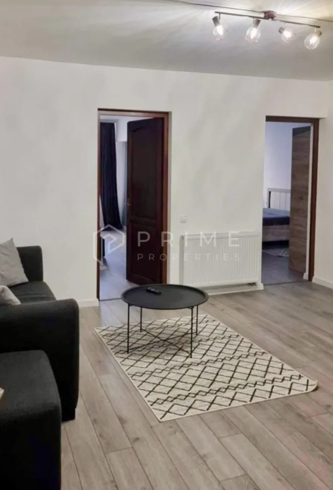 Locuință modernă de închiriat – parcare privată, Ultracentral - Vă invităm să descoperiți un apartament modern, disponibil pentru închiriere în inima Târgu Mureșului, la doar 5 minute de mers pe jos de Piața Teatrului și Piața Trandafirilor – o zonă centrală, dar surprinzător de liniștită.
Locuința este situată la parterul unui bloc nou, având o suprafață utilă de 70 mp și un design modern, confortabil și luminos.

Compartimentare:
- living-room open space cu bucătărie complet utilată
- 2 dormitoare spațioase
- 1 baie

Dotări și facilități:
- centrală termică proprie, controlabilă de la distanță
- mașină de spălat rufe și mașină de spălat vase
- plită electrică/gaz, cuptor, cuptor cu microunde, frigider
- TV-uri și internet de mare viteză
- loc de parcare privat în curte

Apartamentul este complet mobilat și utilat, pregătit pentru mutare imediată.
O alegere ideală pentru cei care își doresc confort, intimitate și proximitatea centrului orașului, într-un ambient modern și primitor.
Parcare privată în curte.

La Prime Properties, fiecare tranzacție înseamnă mai mult decât o simplă achiziție – este un proces complet, în care colaborăm cu cei mai buni profesioniști: notari, avocați, evaluatori, specialiști în certificate energetice și consultanți de credite imobiliare.
Astfel, atunci când alegi o proprietate prin noi, primești la pachet siguranță, transparență și servicii impecabile pe tot parcursul drumului tău către casa ideală.

Ne dedicăm 100% fiecărui client, iar asta se reflectă în rezultate și în încrederea pe care o primim înapoi prin recomandările lor.
Această proprietate nu este exact ceea ce cauți?
Lasă-ne să îți găsim alternativa potrivită. Agentul tău Prime îți va oferi soluții avantajoase, adaptate stilului tău de viață.
Contactează-ne astăzi. Până acum nu am dezamăgit niciun client – și nu vom începe cu tine.
Comision: 50% din valoarea primei luni de chirie.