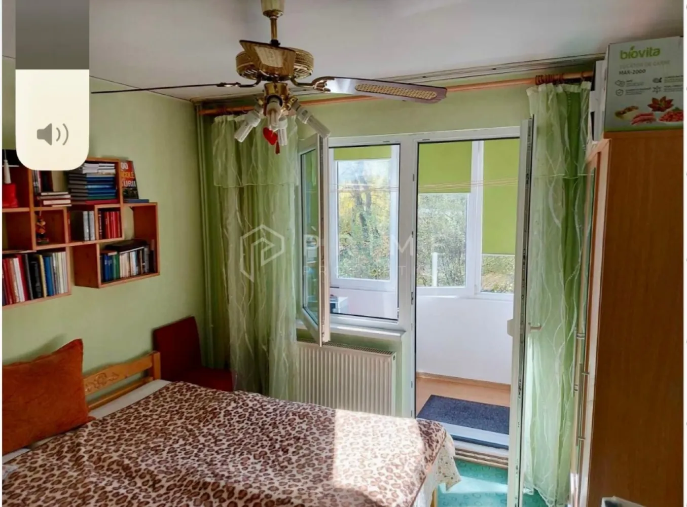 Apartament 2 camere decomandate, etaj intermediar - Vă propunem spre vânzare un apartament de 2 camere, decomandat, care îmbină perfect confortul unei compartimentări inteligente cu avantajele unei zone liniștite și verzi. Situat la un etaj intermediar (etajul 2), imobilul reprezintă alegerea optimă pentru cei care pun preț pe eficiență, siguranță și o calitate a vieții ridicată.

Detalii tehnice și finisaje:

Suprafață utilă: 55,56 mp, optimizați pentru un confort maxim.

Compartimentare: Decomandată, cu camere spațioase și o bucătărie generoasă.

Confort termic: Centrală termică proprie, boiler Ariston de 100 L și geamuri termopan pentru izolare optimă.

Siguranță: Instalație electrică refăcută integral, asigurând funcționalitate fără griji.

Utilități extra: Balcon închis și pivniță proprie, oferind spațiu suplimentar de depozitare.

Băi: Baie dotată cu geam pentru aerisire naturală.

De ce să alegeți acest apartament?

Poziționare: Etaj intermediar, într-un bloc îngrijit și într-o zonă aerisită, ideală pentru relaxare.

Eficiență: Costuri de întreținere reduse, indiferent de sezon.

Stare: Apartament bine întreținut, gata de a fi transformat în „acasă”.

Promisiunea Prime Properties
La Prime Properties, fiecare tranzacție înseamnă mai mult decât o simplă achiziție – este un proces complet, în care colaborăm cu cei mai buni profesioniști: notari, avocați, evaluatori, specialiști în certificate energetice și consultanți de credite imobiliare. Astfel, atunci când alegi o proprietate prin noi, primești la pachet siguranță, transparență și servicii impecabile pe tot parcursul drumului tău către casa ideală.