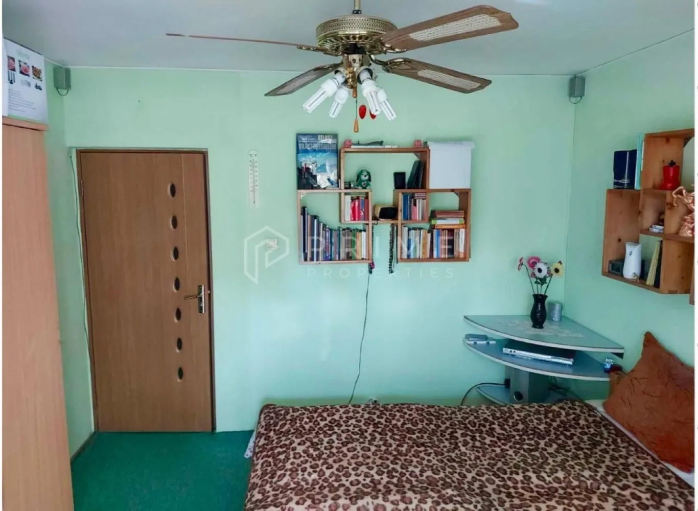 Apartament 2 camere decomandate, etaj intermediar - Vă propunem spre vânzare un apartament de 2 camere, decomandat, care îmbină perfect confortul unei compartimentări inteligente cu avantajele unei zone liniștite și verzi. Situat la un etaj intermediar (etajul 2), imobilul reprezintă alegerea optimă pentru cei care pun preț pe eficiență, siguranță și o calitate a vieții ridicată.

Detalii tehnice și finisaje:

Suprafață utilă: 55,56 mp, optimizați pentru un confort maxim.

Compartimentare: Decomandată, cu camere spațioase și o bucătărie generoasă.

Confort termic: Centrală termică proprie, boiler Ariston de 100 L și geamuri termopan pentru izolare optimă.

Siguranță: Instalație electrică refăcută integral, asigurând funcționalitate fără griji.

Utilități extra: Balcon închis și pivniță proprie, oferind spațiu suplimentar de depozitare.

Băi: Baie dotată cu geam pentru aerisire naturală.

De ce să alegeți acest apartament?

Poziționare: Etaj intermediar, într-un bloc îngrijit și într-o zonă aerisită, ideală pentru relaxare.

Eficiență: Costuri de întreținere reduse, indiferent de sezon.

Stare: Apartament bine întreținut, gata de a fi transformat în „acasă”.

Promisiunea Prime Properties
La Prime Properties, fiecare tranzacție înseamnă mai mult decât o simplă achiziție – este un proces complet, în care colaborăm cu cei mai buni profesioniști: notari, avocați, evaluatori, specialiști în certificate energetice și consultanți de credite imobiliare. Astfel, atunci când alegi o proprietate prin noi, primești la pachet siguranță, transparență și servicii impecabile pe tot parcursul drumului tău către casa ideală.