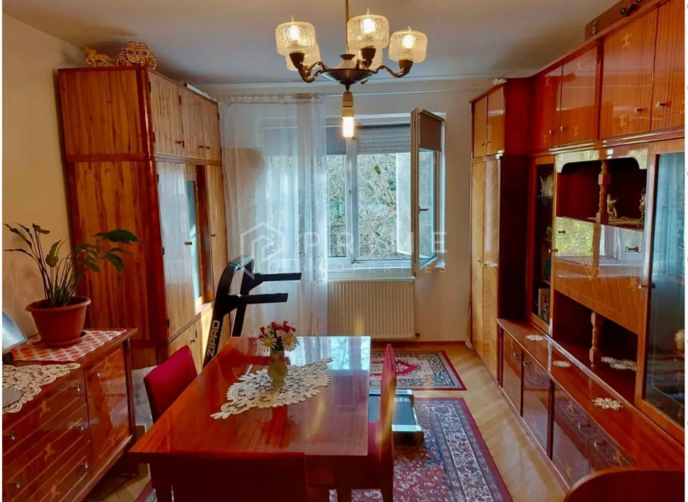 Apartament 2 camere decomandate, etaj intermediar - Vă propunem spre vânzare un apartament de 2 camere, decomandat, care îmbină perfect confortul unei compartimentări inteligente cu avantajele unei zone liniștite și verzi. Situat la un etaj intermediar (etajul 2), imobilul reprezintă alegerea optimă pentru cei care pun preț pe eficiență, siguranță și o calitate a vieții ridicată.

Detalii tehnice și finisaje:

Suprafață utilă: 55,56 mp, optimizați pentru un confort maxim.

Compartimentare: Decomandată, cu camere spațioase și o bucătărie generoasă.

Confort termic: Centrală termică proprie, boiler Ariston de 100 L și geamuri termopan pentru izolare optimă.

Siguranță: Instalație electrică refăcută integral, asigurând funcționalitate fără griji.

Utilități extra: Balcon închis și pivniță proprie, oferind spațiu suplimentar de depozitare.

Băi: Baie dotată cu geam pentru aerisire naturală.

De ce să alegeți acest apartament?

Poziționare: Etaj intermediar, într-un bloc îngrijit și într-o zonă aerisită, ideală pentru relaxare.

Eficiență: Costuri de întreținere reduse, indiferent de sezon.

Stare: Apartament bine întreținut, gata de a fi transformat în „acasă”.

Promisiunea Prime Properties
La Prime Properties, fiecare tranzacție înseamnă mai mult decât o simplă achiziție – este un proces complet, în care colaborăm cu cei mai buni profesioniști: notari, avocați, evaluatori, specialiști în certificate energetice și consultanți de credite imobiliare. Astfel, atunci când alegi o proprietate prin noi, primești la pachet siguranță, transparență și servicii impecabile pe tot parcursul drumului tău către casa ideală.