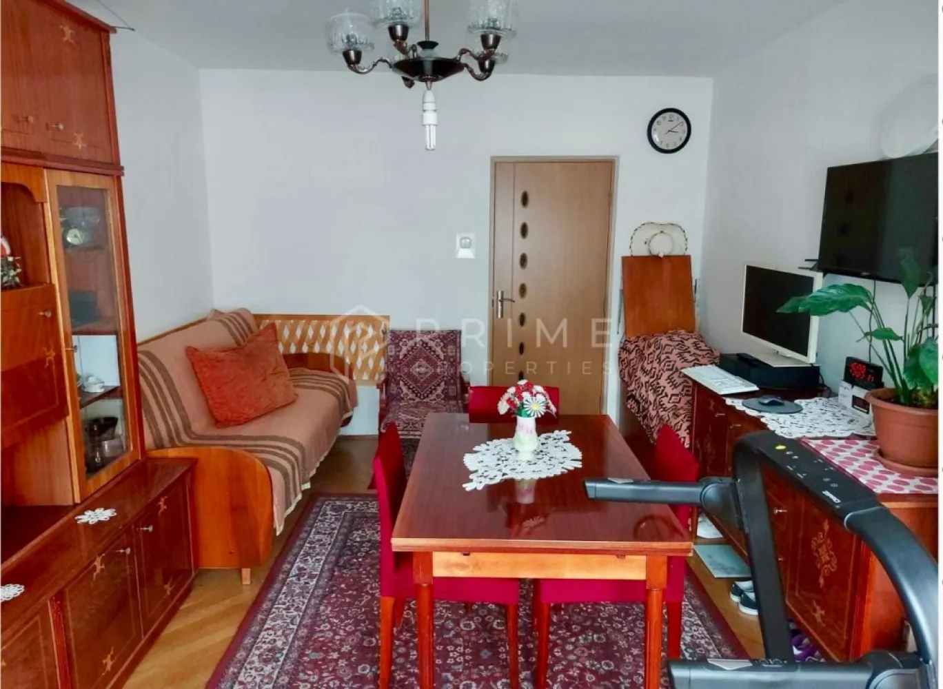 Apartament 2 camere decomandate, etaj intermediar - Vă propunem spre vânzare un apartament de 2 camere, decomandat, care îmbină perfect confortul unei compartimentări inteligente cu avantajele unei zone liniștite și verzi. Situat la un etaj intermediar (etajul 2), imobilul reprezintă alegerea optimă pentru cei care pun preț pe eficiență, siguranță și o calitate a vieții ridicată.

Detalii tehnice și finisaje:

Suprafață utilă: 55,56 mp, optimizați pentru un confort maxim.

Compartimentare: Decomandată, cu camere spațioase și o bucătărie generoasă.

Confort termic: Centrală termică proprie, boiler Ariston de 100 L și geamuri termopan pentru izolare optimă.

Siguranță: Instalație electrică refăcută integral, asigurând funcționalitate fără griji.

Utilități extra: Balcon închis și pivniță proprie, oferind spațiu suplimentar de depozitare.

Băi: Baie dotată cu geam pentru aerisire naturală.

De ce să alegeți acest apartament?

Poziționare: Etaj intermediar, într-un bloc îngrijit și într-o zonă aerisită, ideală pentru relaxare.

Eficiență: Costuri de întreținere reduse, indiferent de sezon.

Stare: Apartament bine întreținut, gata de a fi transformat în „acasă”.

Promisiunea Prime Properties
La Prime Properties, fiecare tranzacție înseamnă mai mult decât o simplă achiziție – este un proces complet, în care colaborăm cu cei mai buni profesioniști: notari, avocați, evaluatori, specialiști în certificate energetice și consultanți de credite imobiliare. Astfel, atunci când alegi o proprietate prin noi, primești la pachet siguranță, transparență și servicii impecabile pe tot parcursul drumului tău către casa ideală.