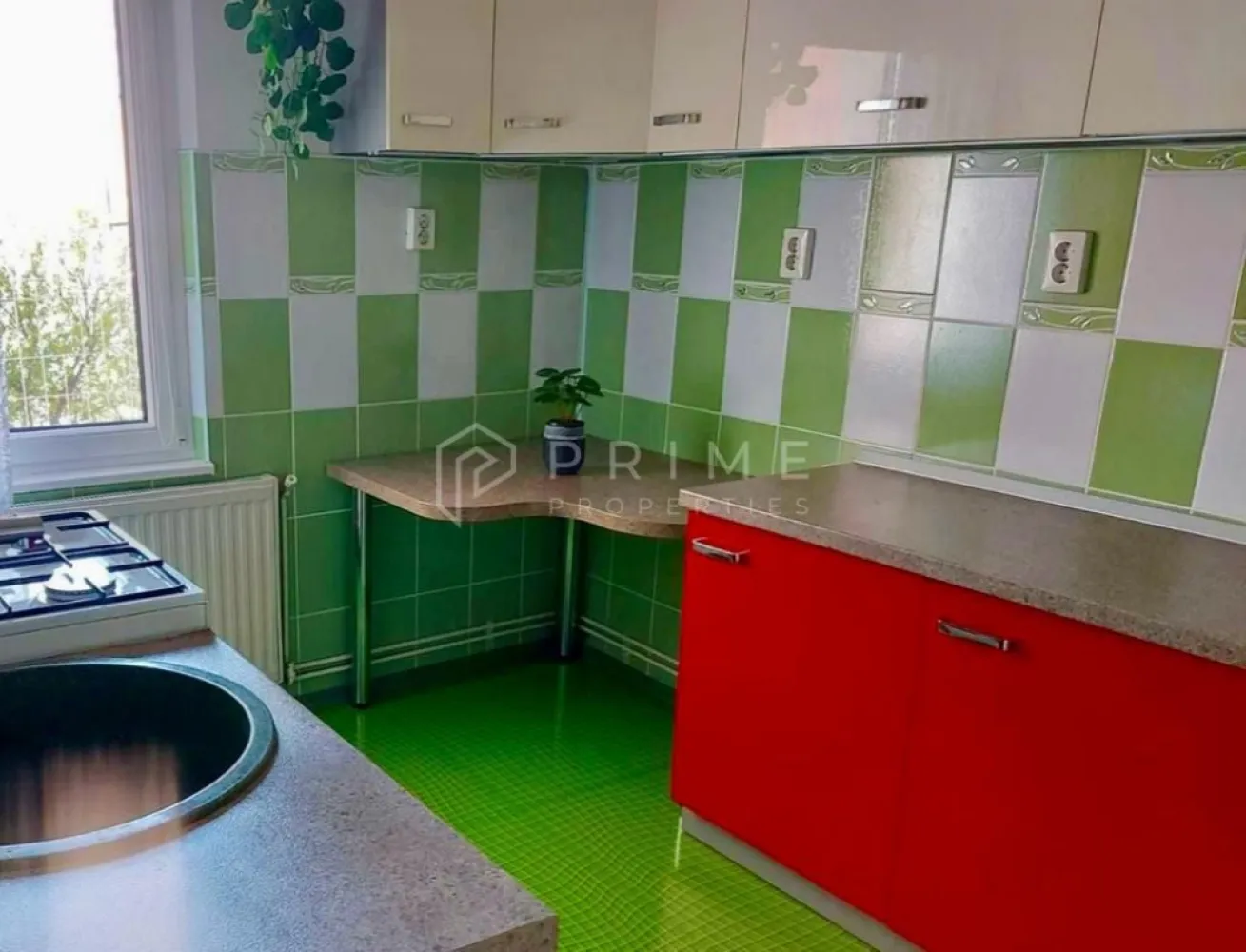 Apartament 2 camere decomandate, etaj intermediar - Vă propunem spre vânzare un apartament de 2 camere, decomandat, care îmbină perfect confortul unei compartimentări inteligente cu avantajele unei zone liniștite și verzi. Situat la un etaj intermediar (etajul 2), imobilul reprezintă alegerea optimă pentru cei care pun preț pe eficiență, siguranță și o calitate a vieții ridicată.

Detalii tehnice și finisaje:

Suprafață utilă: 55,56 mp, optimizați pentru un confort maxim.

Compartimentare: Decomandată, cu camere spațioase și o bucătărie generoasă.

Confort termic: Centrală termică proprie, boiler Ariston de 100 L și geamuri termopan pentru izolare optimă.

Siguranță: Instalație electrică refăcută integral, asigurând funcționalitate fără griji.

Utilități extra: Balcon închis și pivniță proprie, oferind spațiu suplimentar de depozitare.

Băi: Baie dotată cu geam pentru aerisire naturală.

De ce să alegeți acest apartament?

Poziționare: Etaj intermediar, într-un bloc îngrijit și într-o zonă aerisită, ideală pentru relaxare.

Eficiență: Costuri de întreținere reduse, indiferent de sezon.

Stare: Apartament bine întreținut, gata de a fi transformat în „acasă”.

Promisiunea Prime Properties
La Prime Properties, fiecare tranzacție înseamnă mai mult decât o simplă achiziție – este un proces complet, în care colaborăm cu cei mai buni profesioniști: notari, avocați, evaluatori, specialiști în certificate energetice și consultanți de credite imobiliare. Astfel, atunci când alegi o proprietate prin noi, primești la pachet siguranță, transparență și servicii impecabile pe tot parcursul drumului tău către casa ideală.