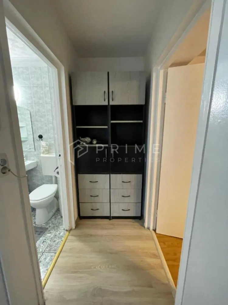Apartament 2 camere | Mobilat, utilat | Libertății - Vă propunem spre închiriere un apartament cochet, situat într-o zonă liniștită și apreciată din Târgu Mureș, cartierul Bălcescu.

Locuința este semidecomandată și se prezintă într-o stare foarte bună, fiind curată, mobilată și complet utilată, ideală pentru o persoană sau un cuplu.

Compartimentare:
Dormitor
Living
Bucătărie
Baie

Dotări și facilități:
Geamuri termopan
Centrală termică proprie
Racordat la cablu și internet

Apartamentul este disponibil și se închiriază pe termen lung.

Preț: 400 €/lună + garanție 1 lună.

La Prime Properties, fiecare tranzacție înseamnă mai mult decât o simplă achiziție – este un proces complet, în care colaborăm cu cei mai buni profesioniști: notari, avocați, designeri, arhitecți, evaluatori, specialiști în certificate energetice, consultanți de credite imobiliare.
Astfel, atunci când alegi o proprietate prin noi, primești la pachet și siguranță, transparență și servicii impecabile pe tot parcursul drumului tău către casa ideală.

Ne dedicăm 100% fiecărui client, iar asta se reflectă în rezultate și în încrederea pe care o primim înapoi prin recomandările lor.
Proprietatea aceasta nu se potrivește exact nevoilor tale?

Lasă-ne să îți găsim alternativa potrivită. Agentul nostru îți va oferi soluții avantajoase și adaptate stilului tău de viață.
📞 Contactează-ne astăzi. Până acum nu am dezamăgit niciun client – și nu vom începe cu tine.