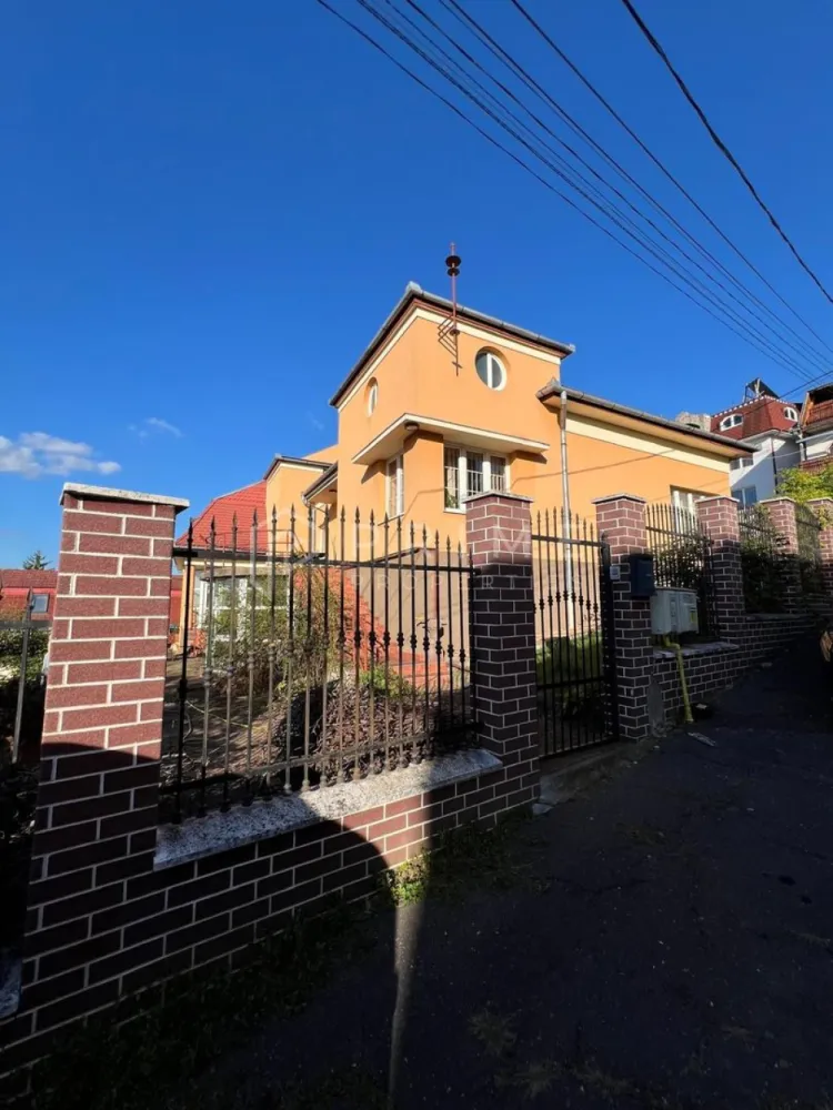 Casă de vânzare | Zonă exclusivistă – Târgu Mureș, Cornișa - Casa este situată într-o zonă premium a orașului, disponibilă acum la vânzare EXCLUSIV prin Prime Properties.
O oportunitate în una dintre cele mai apreciate și căutate zone ale orașului – Cornișa, la baza Platoului Cornești, la doar câțiva pași de Facultatea de Medicină, Cetatea Medievală și principalele spitale din Târgu Mureș.

Detalii proprietate:
Suprafață teren: 722 mp.
Casă cu arhitectură frumoasă, plină de potențial.
Necesită renovare și reconfigurare interioară, oferind posibilitatea unui proiect nou de design adaptat nevoilor moderne.
Panoramă frumoasă asupra orașului.
Două garaje plus locuri de parcare în fața casei, pe 2 străzi.

Avantaje:
Locație exclusivistă, liniștită și sigură.
Ideală atât pentru reședință de familie, cât și pentru proiecte de tip clinică privată, birouri sau investiție imobiliară.
Teren generos, ce permite amenajarea unei curți spectaculoase sau chiar extinderea construcției.

📍 Un imobil rar întâlnit pe piață, într-o zonă premium a orașului, cu acces facil către toate punctele de interes.

Pentru clienții cumpărători, comisionul este 0%.
La Prime Properties, fiecare tranzacție înseamnă mai mult decât o simplă achiziție – este un proces complet, în care colaborăm cu cei mai buni profesioniști: notari, avocați, designeri, arhitecți, evaluatori, specialiști în certificate energetice, consultanți de credite imobiliare.
Astfel, atunci când alegi o proprietate prin noi, primești la pachet și siguranță, transparență și servicii impecabile pe tot parcursul drumului tău către casa ideală.
Ne dedicăm 100% fiecărui client, iar asta se reflectă în rezultate și în încrederea pe care o primim înapoi prin recomandările lor.
Proprietatea aceasta nu se potrivește exact nevoilor tale?
Lasă-ne să îți găsim alternativa potrivită. Agentul nostru îți va oferi soluții avantajoase și adaptate stilului tău de viață.
📞 Contactează-ne astăzi. Până acum nu am dezamăgit niciun client – și nu vom începe cu tine.
