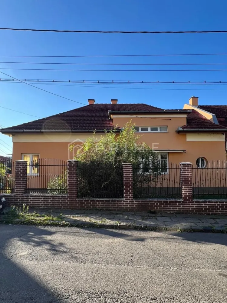 Casă de vânzare | Zonă exclusivistă – Târgu Mureș, Cornișa - Casa este situată într-o zonă premium a orașului, disponibilă acum la vânzare EXCLUSIV prin Prime Properties.
O oportunitate în una dintre cele mai apreciate și căutate zone ale orașului – Cornișa, la baza Platoului Cornești, la doar câțiva pași de Facultatea de Medicină, Cetatea Medievală și principalele spitale din Târgu Mureș.

Detalii proprietate:
Suprafață teren: 722 mp.
Casă cu arhitectură frumoasă, plină de potențial.
Necesită renovare și reconfigurare interioară, oferind posibilitatea unui proiect nou de design adaptat nevoilor moderne.
Panoramă frumoasă asupra orașului.
Două garaje plus locuri de parcare în fața casei, pe 2 străzi.

Avantaje:
Locație exclusivistă, liniștită și sigură.
Ideală atât pentru reședință de familie, cât și pentru proiecte de tip clinică privată, birouri sau investiție imobiliară.
Teren generos, ce permite amenajarea unei curți spectaculoase sau chiar extinderea construcției.

📍 Un imobil rar întâlnit pe piață, într-o zonă premium a orașului, cu acces facil către toate punctele de interes.

Pentru clienții cumpărători, comisionul este 0%.
La Prime Properties, fiecare tranzacție înseamnă mai mult decât o simplă achiziție – este un proces complet, în care colaborăm cu cei mai buni profesioniști: notari, avocați, designeri, arhitecți, evaluatori, specialiști în certificate energetice, consultanți de credite imobiliare.
Astfel, atunci când alegi o proprietate prin noi, primești la pachet și siguranță, transparență și servicii impecabile pe tot parcursul drumului tău către casa ideală.
Ne dedicăm 100% fiecărui client, iar asta se reflectă în rezultate și în încrederea pe care o primim înapoi prin recomandările lor.
Proprietatea aceasta nu se potrivește exact nevoilor tale?
Lasă-ne să îți găsim alternativa potrivită. Agentul nostru îți va oferi soluții avantajoase și adaptate stilului tău de viață.
📞 Contactează-ne astăzi. Până acum nu am dezamăgit niciun client – și nu vom începe cu tine.