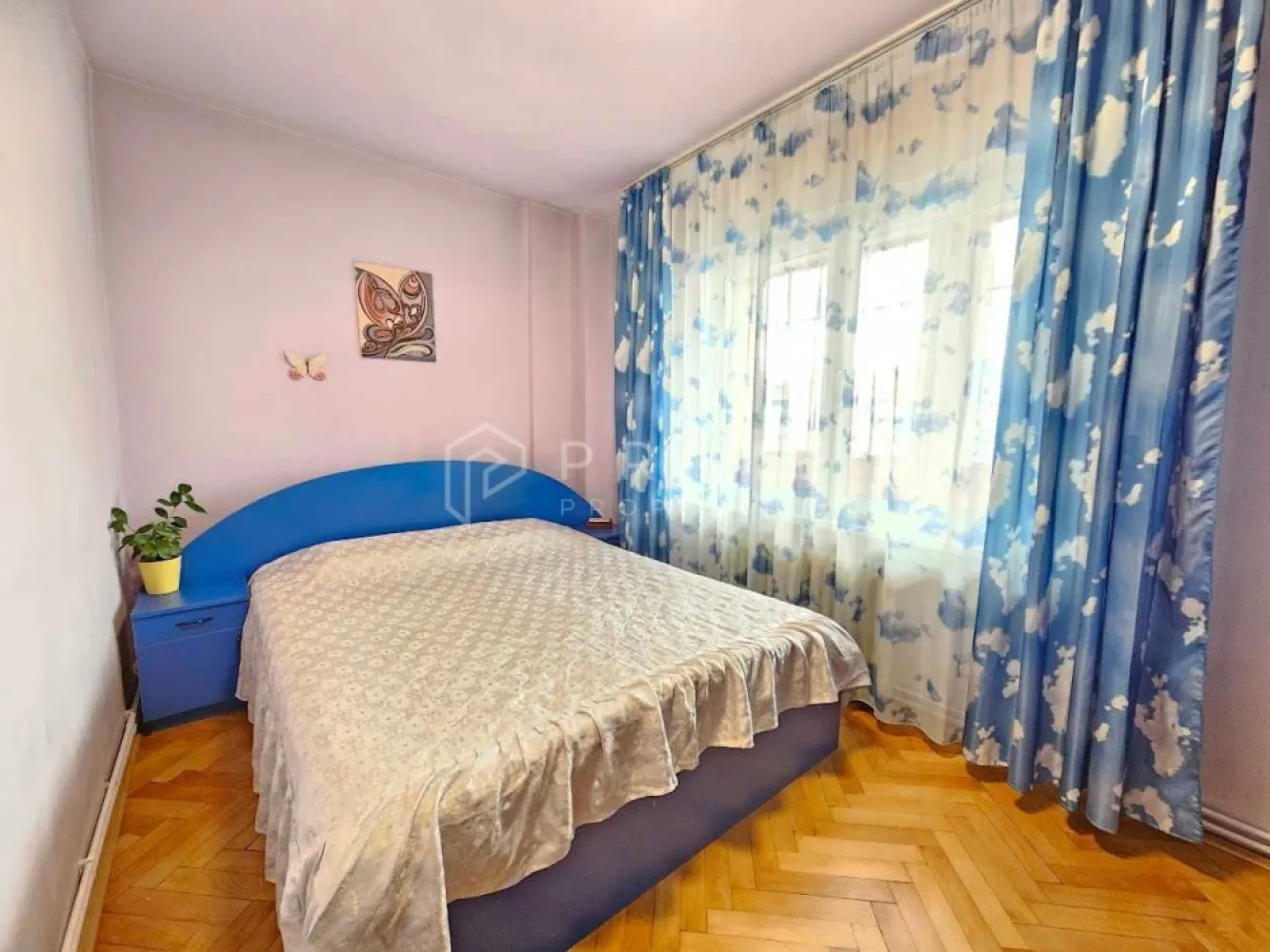 Spațiu, confort și locație excelentă – apartament 3 camere Tudor, - Locație excelentă, spațiu generos și compartimentare modernă

Vă propunem spre vânzare un apartament cu 3 camere, confort 1, decomandat, situat în cartierul Tudor, pe Bulevardul 1 Decembrie 1918, zona Fortuna – una dintre cele mai apreciate și accesibile zone din Târgu Mureș.

Detalii proprietate:
Suprafață utilă: generos compartimentată
Etaj: 2/8, într-un bloc cu lift nou instalat

Compartimentare:
Living spațios
2 dormitoare luminoase
Bucătărie deschisă
2 băi cu geamuri
Hol și cămară
Balcon de 16 mp cu multiple posibilități de utilizare

Facilități suplimentare: acces la o debara mare pe același nivel

Încălzire: centrală termică în condensare, montată acum 5 ani

Avantaje competitive:
Poziționare ideală, la câteva minute de unități de învățământ, parcuri, magazine și mijloace de transport
Apartament complet decomandat, oferind intimitate și confort pentru întreaga familie
Spații de depozitare generoase (cămară, debara, balcon mare)
Etaj intermediar, accesibil și căutat pe piața imobiliară

Potrivit pentru:
Familii care își doresc un apartament spațios, bine compartimentat și cu acces facil la școli și servicii
Investitori interesați de o proprietate într-o zonă cu cerere ridicată de închiriere

Pentru clienții cumpărători, comisionul este 0%.
La Prime Properties, fiecare tranzacție înseamnă mai mult decât o simplă achiziție – este un proces complet, în care colaborăm cu cei mai buni profesioniști: notari, avocați, designeri, arhitecți, evaluatori, specialiști în certificate energetice, consultanți de credite imobiliare.
Astfel, atunci când alegi o proprietate prin noi, primești la pachet și siguranță, transparență și servicii impecabile pe tot parcursul drumului tău către casa ideală.
Ne dedicăm 100% fiecărui client, iar asta se reflectă în rezultate și în încrederea pe care o primim înapoi prin recomandările lor.
Proprietatea aceasta nu se potrivește exact nevoilor tale?
Lasă-ne să îți găsim alternativa potrivită. Agentul nostru îți va oferi soluții avantajoase și adaptate stilului tău de viață.
📞 Contactează-ne astăzi. Până acum nu am dezamăgit niciun client – și nu vom începe cu tine.