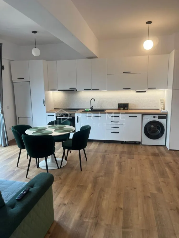 Apartament de închiriat – ultracentral, Târgu Mureș - Vă propunem spre închiriere un apartament modern, situat într-o clădire nouă, în cea mai bună zonă ultracentrală a orașului.

Detalii:
Compartimentare practică, cu spații luminoase și primitoare
Complet mobilat și utilat, cu electrocasnice și mobilier de ultimă generație
Totul nou, la prima închiriere
Priveliște spectaculoasă asupra centrului orașului

Facilități:
Loc de parcare privat inclus în preț
Acces rapid la restaurante, magazine, instituții și zone de interes din centrul orașului

Avantaje:
Locație premium, ultracentrală
Confort modern și finisaje de calitate
Apartament disponibil din 15 Octombrie.

📞 Ideal pentru cei care caută o locuință exclusivistă, cu toate avantajele centrului orașului!

La Prime Properties, fiecare tranzacție înseamnă mai mult decât o simplă achiziție sau închiriere– este un proces complet, în care colaborăm cu cei mai buni profesioniști: notari, avocați, designeri, arhitecți, evaluatori, specialiști în certificate energetice, consultanți de credite imobiliare.
Ne dedicăm 100% fiecărui client, iar asta se reflectă în rezultate și în încrederea pe care o primim înapoi prin recomandările lor.
Proprietatea aceasta nu se potrivește exact nevoilor tale?
Lasă-ne să îți găsim alternativa potrivită. Agentul nostru îți va oferi soluții avantajoase și adaptate stilului tău de viață.
📞 Contactează-ne astăzi. Până acum nu am dezamăgit niciun client – și nu vom începe cu tine.