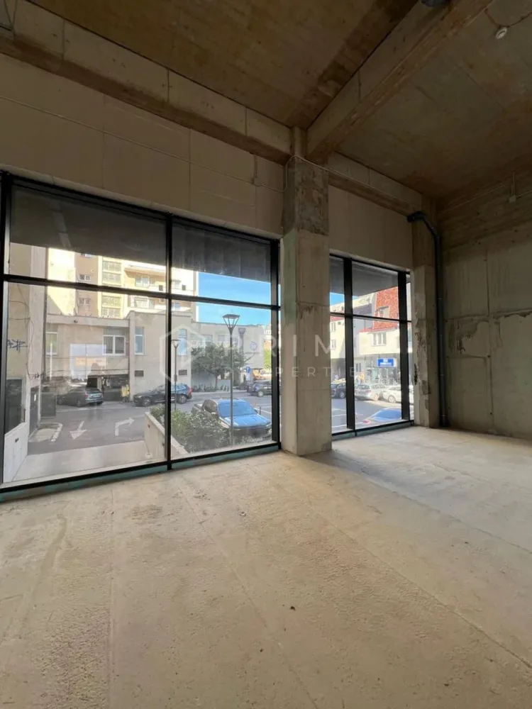 Spațiu comercial premium de închiriat, 400 mp, ultracentral Tg. Mureș - Vă propunem spre închiriere un spațiu comercial de lux, unic pe piața din Târgu Mureș, situat în cea mai bună zonă ultracentrală a orașului.

Suprafață generoasă: 400 mp. Se poate împărți spațiul în jumătate, dacă se doresc doar 200mp.
Vizibilitate excepțională: pereți aproape integral din sticlă, ce asigură luminozitate naturală și o expunere spectaculoasă către traficul pietonal și rutier intens.

Avantaje și caracteristici:
Concept arhitectural modern, spațiu deschis și versatil
Acces facil pietonal și auto
Posibilitate de personalizare în funcție de domeniul de activitate
Potrivit pentru branduri și business-uri premium

Destinații recomandate:
magazine de prezentare produse premium (fashion, tehnologie, design interior, mobilier, corpuri iluminat etc)
supermarketuri de prestigiu
restaurante, cafenele high-class
bănci sau instituții financiare
sală de fittness premium
showroom-uri de lux

📍 Localizare: în inima orașului, zonă ultracentrală cu vad comercial maxim, acces imediat la instituții, sedii de firme, restaurante și zone intens circulate.

📞 Un spațiu premium, pentru un brand premium. Contactează-ne pentru detalii și vizionare!

La Prime Properties, fiecare tranzacție înseamnă mai mult decât o simplă achiziție – este un proces complet, în care colaborăm cu cei mai buni profesioniști: notari, avocați, designeri, arhitecți, evaluatori, specialiști în certificate energetice, consultanți de credite imobiliare.
Ne dedicăm 100% fiecărui client, iar asta se reflectă în rezultate și în încrederea pe care o primim înapoi prin recomandările lor.
Proprietatea aceasta nu se potrivește exact nevoilor tale?
Lasă-ne să îți găsim alternativa potrivită. Agentul nostru îți va oferi soluții avantajoase și adaptate stilului tău de viață.
📞 Contactează-ne astăzi. Până acum nu am dezamăgit niciun client – și nu vom începe cu tine.