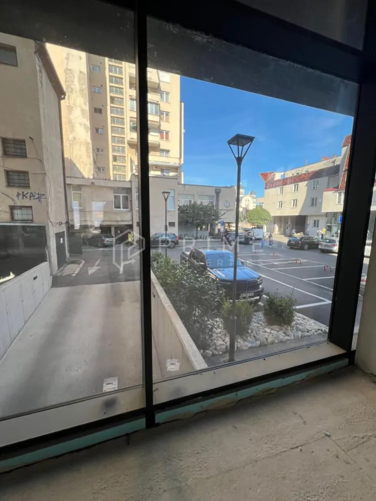 Spațiu comercial premium de închiriat, 400 mp, ultracentral Tg. Mureș - Vă propunem spre închiriere un spațiu comercial de lux, unic pe piața din Târgu Mureș, situat în cea mai bună zonă ultracentrală a orașului.

Suprafață generoasă: 400 mp. Se poate împărți spațiul în jumătate, dacă se doresc doar 200mp.
Vizibilitate excepțională: pereți aproape integral din sticlă, ce asigură luminozitate naturală și o expunere spectaculoasă către traficul pietonal și rutier intens.

Avantaje și caracteristici:
Concept arhitectural modern, spațiu deschis și versatil
Acces facil pietonal și auto
Posibilitate de personalizare în funcție de domeniul de activitate
Potrivit pentru branduri și business-uri premium

Destinații recomandate:
magazine de prezentare produse premium (fashion, tehnologie, design interior, mobilier, corpuri iluminat etc)
supermarketuri de prestigiu
restaurante, cafenele high-class
bănci sau instituții financiare
sală de fittness premium
showroom-uri de lux

📍 Localizare: în inima orașului, zonă ultracentrală cu vad comercial maxim, acces imediat la instituții, sedii de firme, restaurante și zone intens circulate.

📞 Un spațiu premium, pentru un brand premium. Contactează-ne pentru detalii și vizionare!

La Prime Properties, fiecare tranzacție înseamnă mai mult decât o simplă achiziție – este un proces complet, în care colaborăm cu cei mai buni profesioniști: notari, avocați, designeri, arhitecți, evaluatori, specialiști în certificate energetice, consultanți de credite imobiliare.
Ne dedicăm 100% fiecărui client, iar asta se reflectă în rezultate și în încrederea pe care o primim înapoi prin recomandările lor.
Proprietatea aceasta nu se potrivește exact nevoilor tale?
Lasă-ne să îți găsim alternativa potrivită. Agentul nostru îți va oferi soluții avantajoase și adaptate stilului tău de viață.
📞 Contactează-ne astăzi. Până acum nu am dezamăgit niciun client – și nu vom începe cu tine.