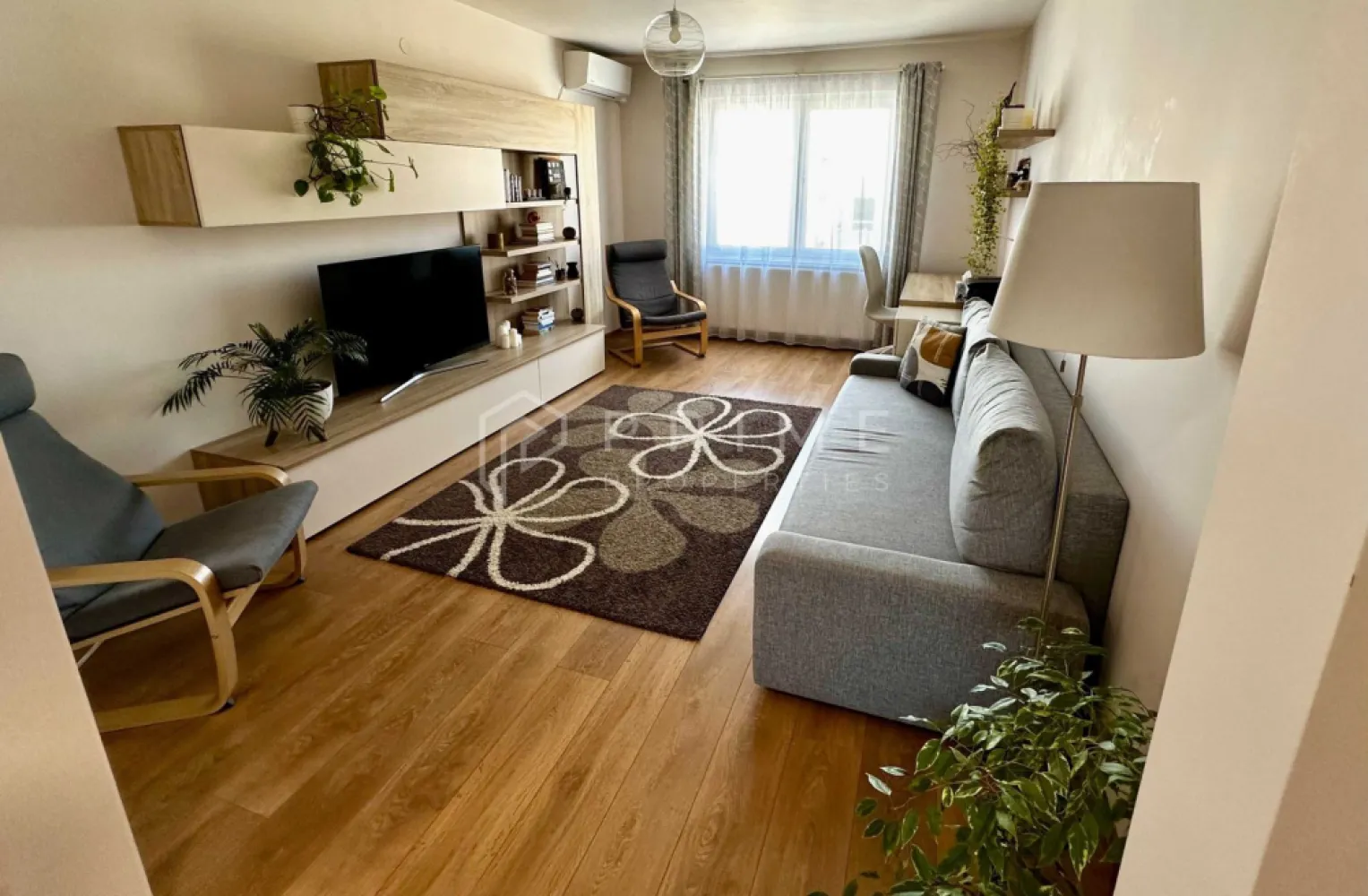 Apartament cu 3 camere + garaj în Tudor - De vânzare apartament cu 3 camere situat în cartierul Tudor, pe strada Armoniei, la etajul 4. 
Apartamentul este mobilat și utilat complet, imediat ocupabil.

Compartimentare:
• 3 camere
• 2 băi
• Bucătărie
• Cămară
• Hol
• Terasă deschisă

Blocul este izolat termic, iar instalațiile de apă, încălzire și electricitate au fost refăcute. Cablu TV și internet sunt trase la prizele din fiecare cameră.

Dotări:
• Mobilier personalizat în living, bucătărie, baie și hol
• Mobilier IKEA în dormitor și camera copilului
• Electrocasnice premium:
• Mașină de spălat vase, cuptor, plită, hotă (Bosch)
• Frigider (Electrolux)
• Mașină de spălat rufe cu uscător și televizoare (Samsung)
• Aer condiționat Daikin (18000 BTU)
• Aspirator robot Roborock

Posibilitate de cumpărare garaj, la prețul de 7500 euro.