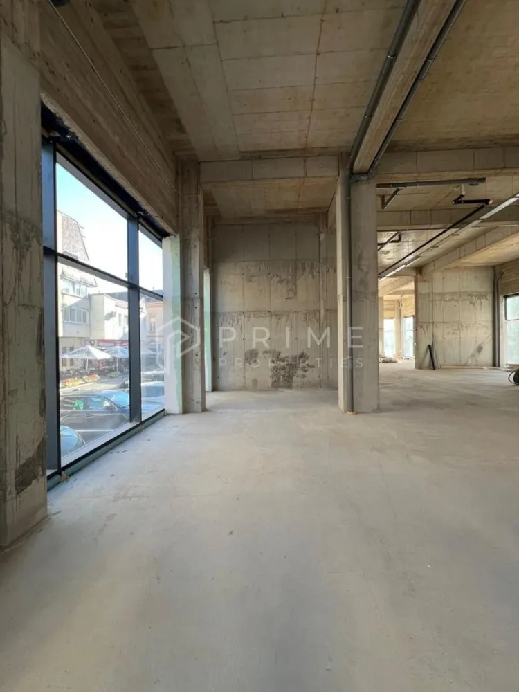 Spațiu comercial premium de închiriat, 400 mp, ultracentral Tg. Mureș - Vă propunem spre închiriere un spațiu comercial de lux, unic pe piața din Târgu Mureș, situat în cea mai bună zonă ultracentrală a orașului.

Suprafață generoasă: 400 mp. Se poate împărți spațiul în jumătate, dacă se doresc doar 200mp.
Vizibilitate excepțională: pereți aproape integral din sticlă, ce asigură luminozitate naturală și o expunere spectaculoasă către traficul pietonal și rutier intens.

Avantaje și caracteristici:
Concept arhitectural modern, spațiu deschis și versatil
Acces facil pietonal și auto
Posibilitate de personalizare în funcție de domeniul de activitate
Potrivit pentru branduri și business-uri premium

Destinații recomandate:
magazine de prezentare produse premium (fashion, tehnologie, design interior, mobilier, corpuri iluminat etc)
supermarketuri de prestigiu
restaurante, cafenele high-class
bănci sau instituții financiare
sală de fittness premium
showroom-uri de lux

📍 Localizare: în inima orașului, zonă ultracentrală cu vad comercial maxim, acces imediat la instituții, sedii de firme, restaurante și zone intens circulate.

📞 Un spațiu premium, pentru un brand premium. Contactează-ne pentru detalii și vizionare!

La Prime Properties, fiecare tranzacție înseamnă mai mult decât o simplă achiziție – este un proces complet, în care colaborăm cu cei mai buni profesioniști: notari, avocați, designeri, arhitecți, evaluatori, specialiști în certificate energetice, consultanți de credite imobiliare.
Ne dedicăm 100% fiecărui client, iar asta se reflectă în rezultate și în încrederea pe care o primim înapoi prin recomandările lor.
Proprietatea aceasta nu se potrivește exact nevoilor tale?
Lasă-ne să îți găsim alternativa potrivită. Agentul nostru îți va oferi soluții avantajoase și adaptate stilului tău de viață.
📞 Contactează-ne astăzi. Până acum nu am dezamăgit niciun client – și nu vom începe cu tine.