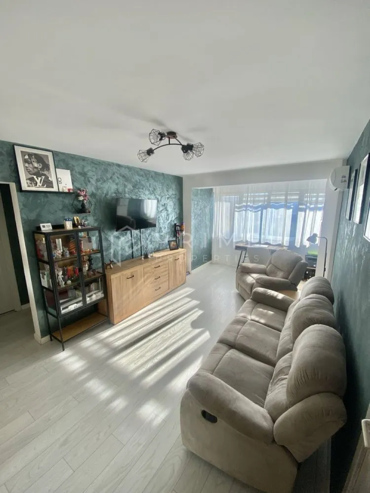 Apartament cu 2 camere, renovat și mobilat – Vedere panoramică - Vă propunem spre vânzare un apartament cu 2 camere, situat în zona străzii Libertății, o locație strategică ce oferă acces rapid către centrul orașului. Proprietatea se află la etajul 9 al unui imobil renovat, dotat cu lift modern și foarte bine întreținut.
Locuința se distinge prin luminozitate și prin panorama deosebită asupra orașului, fiind pregătită pentru o mutare imediată.

Detalii tehnice și dotări:

Suprafață: 50 mp
Stare interior: Renovare completă, finisaje de calitate.
Mobilier și utilaje: Apartamentul se vinde complet mobilat și utilat (conform imaginilor de prezentare), oferind tot confortul necesar.
Confort termic: Dotat cu centrală termică proprie, aer condiționat și geamuri termopan.
Izolație: Beneficiază de izolație atât interioară, cât și exterioară, asigurând o eficiență energetică ridicată.

Avantaje și locație:

Poziționare: Etaj superior ce oferă o vedere panoramică spectaculoasă și liniște față de zgomotul străzii.
Facilități în apropiere: Magazine, stații de transport în comun și acces facil către zona centrală.
Imobil: Bloc renovat, cu spații comune îngrijite și ascensor în stare foarte bună de funcționare.

Datorită dotărilor complete și a amplasamentului, acest apartament reprezintă o oportunitate excelentă atât pentru uz rezidențial, cât și pentru investiție în vederea închirierii.