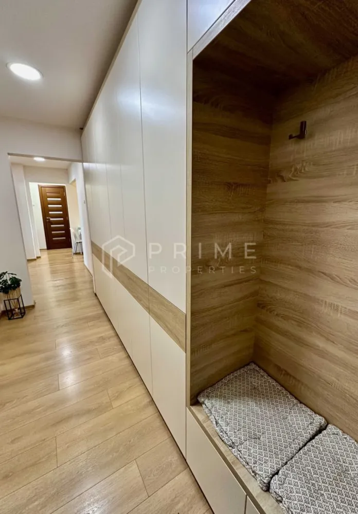 Apartament cu 3 camere + garaj în Tudor - De vânzare apartament cu 3 camere situat în cartierul Tudor, pe strada Armoniei, la etajul 4. 
Apartamentul este mobilat și utilat complet, imediat ocupabil.

Compartimentare:
• 3 camere
• 2 băi
• Bucătărie
• Cămară
• Hol
• Terasă deschisă

Blocul este izolat termic, iar instalațiile de apă, încălzire și electricitate au fost refăcute. Cablu TV și internet sunt trase la prizele din fiecare cameră.

Dotări:
• Mobilier personalizat în living, bucătărie, baie și hol
• Mobilier IKEA în dormitor și camera copilului
• Electrocasnice premium:
• Mașină de spălat vase, cuptor, plită, hotă (Bosch)
• Frigider (Electrolux)
• Mașină de spălat rufe cu uscător și televizoare (Samsung)
• Aer condiționat Daikin (18000 BTU)
• Aspirator robot Roborock

Posibilitate de cumpărare garaj, la prețul de 7500 euro.