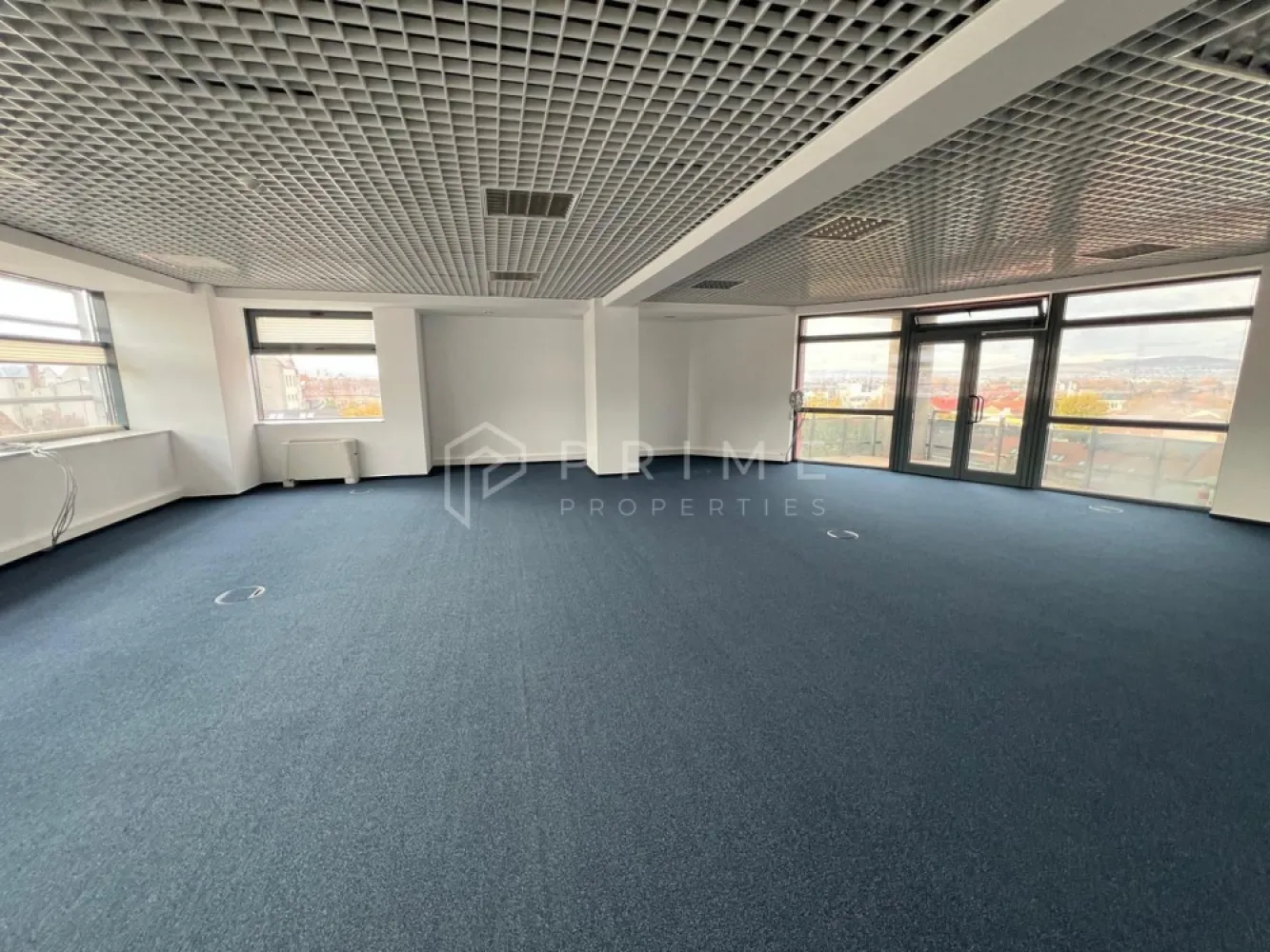 Spațiu de birouri de închiriat, 50-200 mp, centru, Târgu Mureș - Clădirea de birouri este situată în centrul orașului, la 150 m de Piața Trandafirilor. 
Spațiul propus acum este de 100 mp, situat la etajul 2, dar mai sunt disponibile spre închiriere spații de birouri cu suprafețe între 50 mp și 200 mp. 
Clădirea dispune în total de 3000 mp și are 6 etaje.
Parcarea pune la dispoziție 50 de locuri amplasate în subteran.

Prețul de închiriere este de 15 euro/mp+TVA, preț care include și cheltuielile de administrare, inclusiv paza 24h/7.
Perioada minima de închiriere este de 1 an.

La Prime Properties, fiecare tranzacție înseamnă mai mult decât o simplă achiziție sau închiriere– este un proces complet, în care colaborăm cu cei mai buni profesioniști: notari, avocați, designeri, arhitecți, evaluatori, specialiști în certificate energetice, consultanți de credite imobiliare.
Ne dedicăm 100% fiecărui client, iar asta se reflectă în rezultate și în încrederea pe care o primim înapoi prin recomandările lor.
Proprietatea aceasta nu se potrivește exact nevoilor tale?
Lasă-ne să îți găsim alternativa potrivită. Agentul nostru îți va oferi soluții avantajoase și adaptate nevoilor tale specifice.